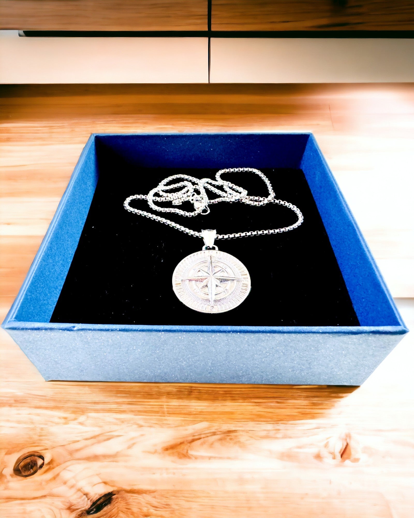 Κολιέ με Πυξίδα – Σφυρήλατο Κόσμημα από Ανοξείδωτο Ατσάλι για Άνδρες και Γυναίκες σε Δύο Χρώματα, με Χάραξη