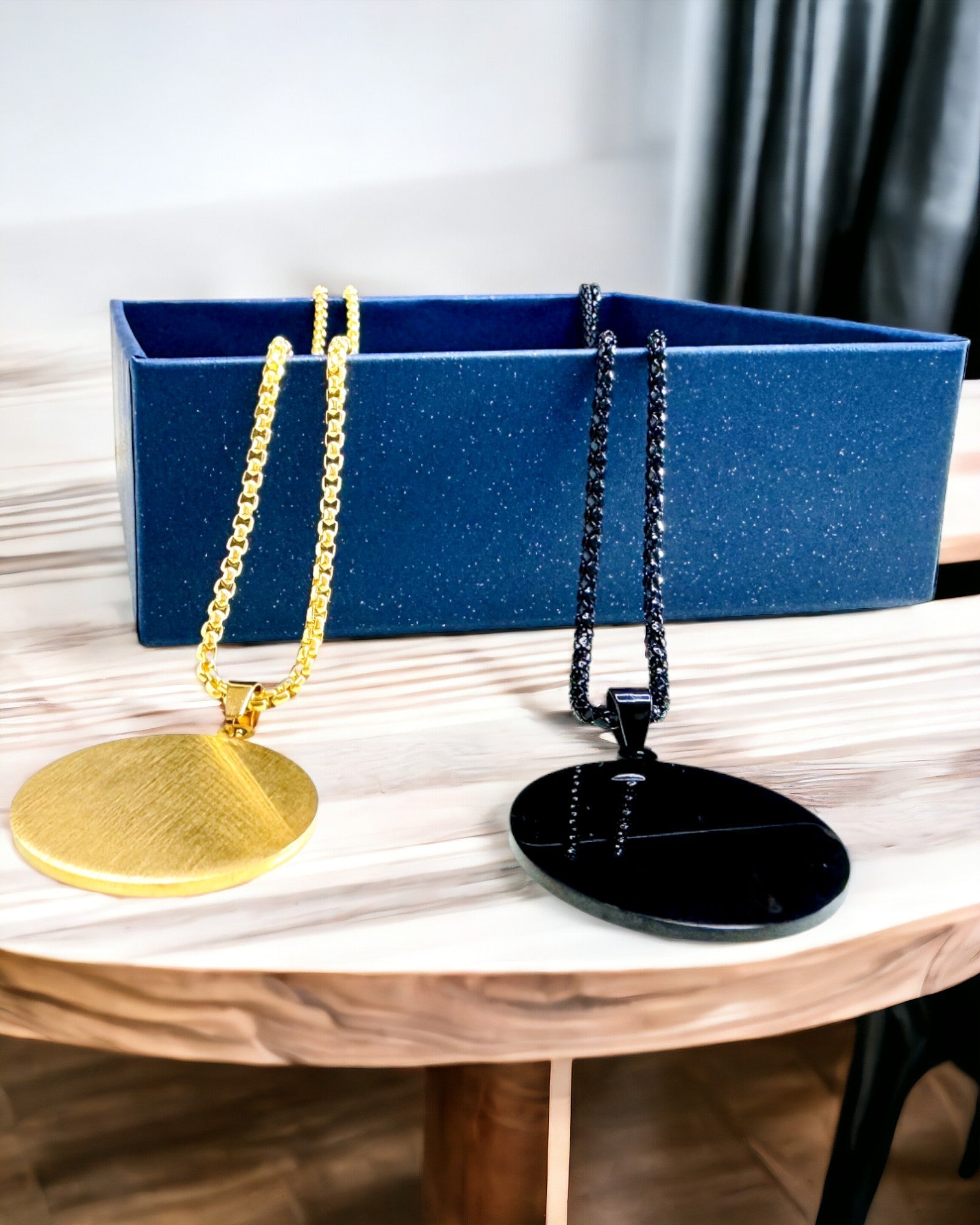 Κολιέ "Urban Elegance" – Στρογγυλό Μετάλλιο από Ανοξείδωτο Ατσάλι σε Δύο Χρώματα με Δυνατότητα Προσωποποίησης