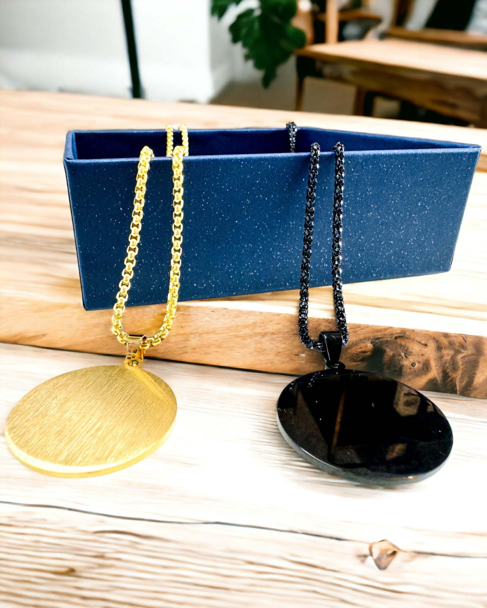 Κολιέ "Urban Elegance" – Στρογγυλό Μετάλλιο από Ανοξείδωτο Ατσάλι σε Δύο Χρώματα με Δυνατότητα Προσωποποίησης