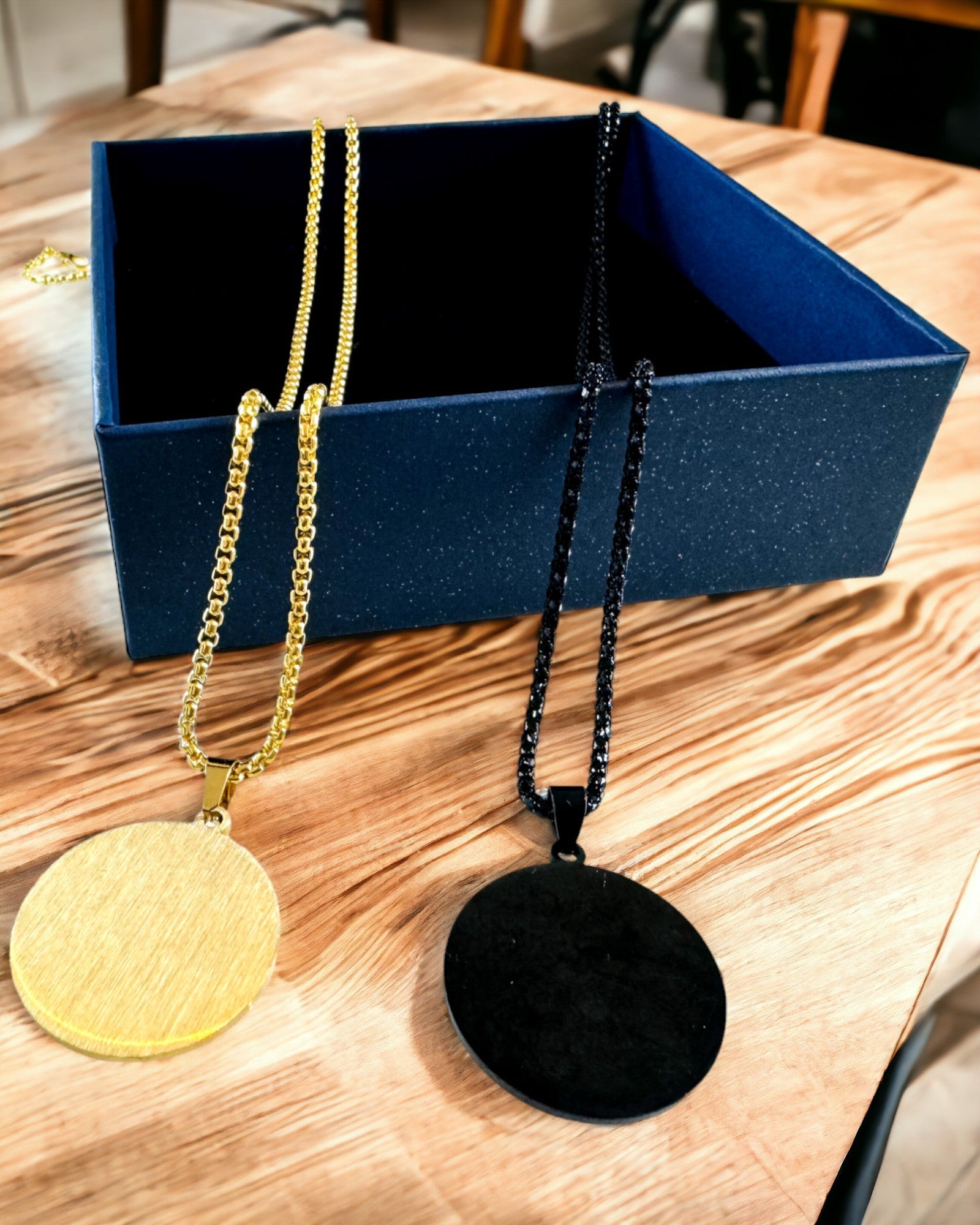 Κολιέ "Urban Elegance" – Στρογγυλό Μετάλλιο από Ανοξείδωτο Ατσάλι σε Δύο Χρώματα με Δυνατότητα Προσωποποίησης