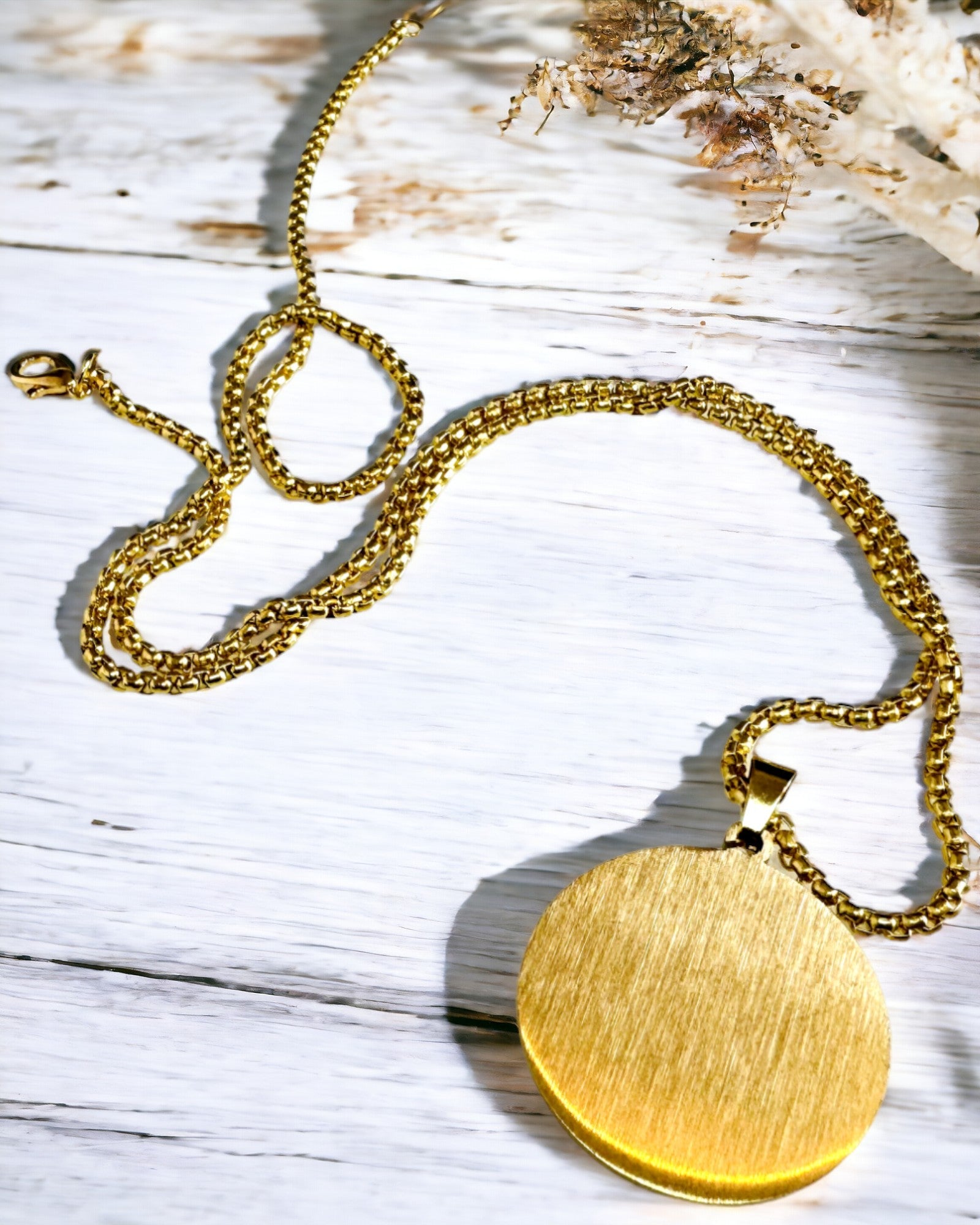 Κολιέ "Urban Elegance" – Στρογγυλό Μετάλλιο από Ανοξείδωτο Ατσάλι σε Δύο Χρώματα με Δυνατότητα Προσωποποίησης