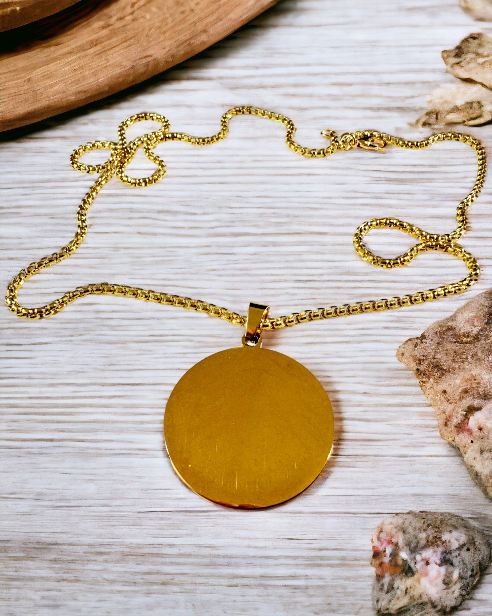 Κολιέ "Urban Elegance" – Στρογγυλό Μετάλλιο από Ανοξείδωτο Ατσάλι σε Δύο Χρώματα με Δυνατότητα Προσωποποίησης