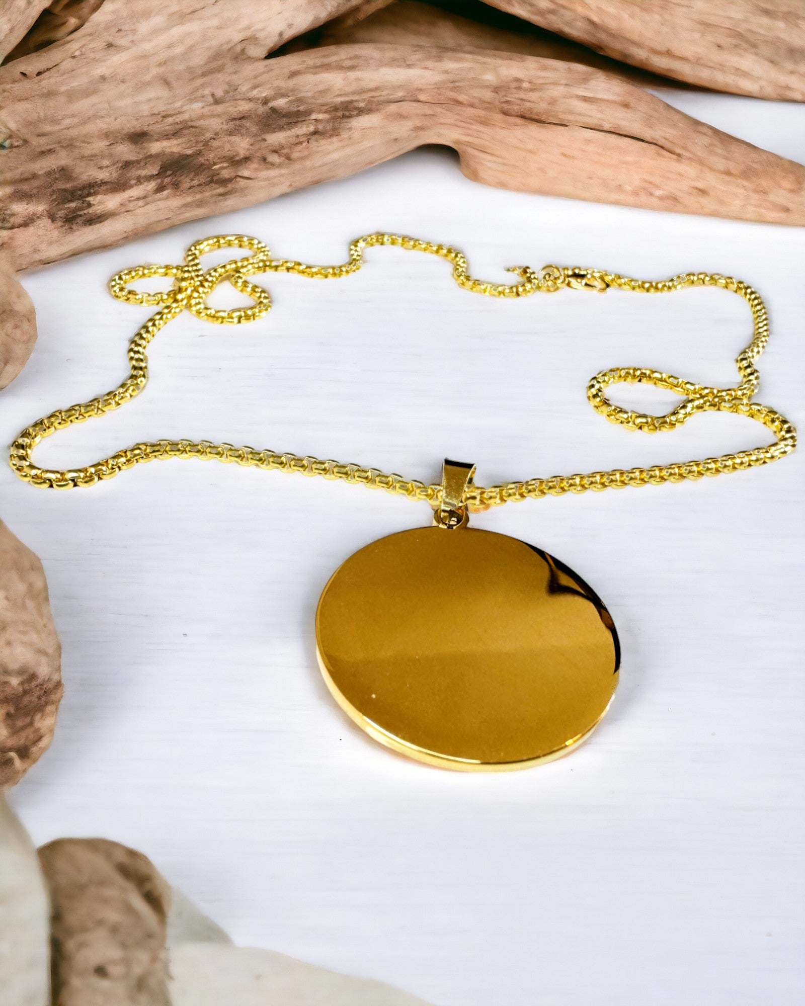 Κολιέ "Urban Elegance" – Στρογγυλό Μετάλλιο από Ανοξείδωτο Ατσάλι σε Δύο Χρώματα με Δυνατότητα Προσωποποίησης