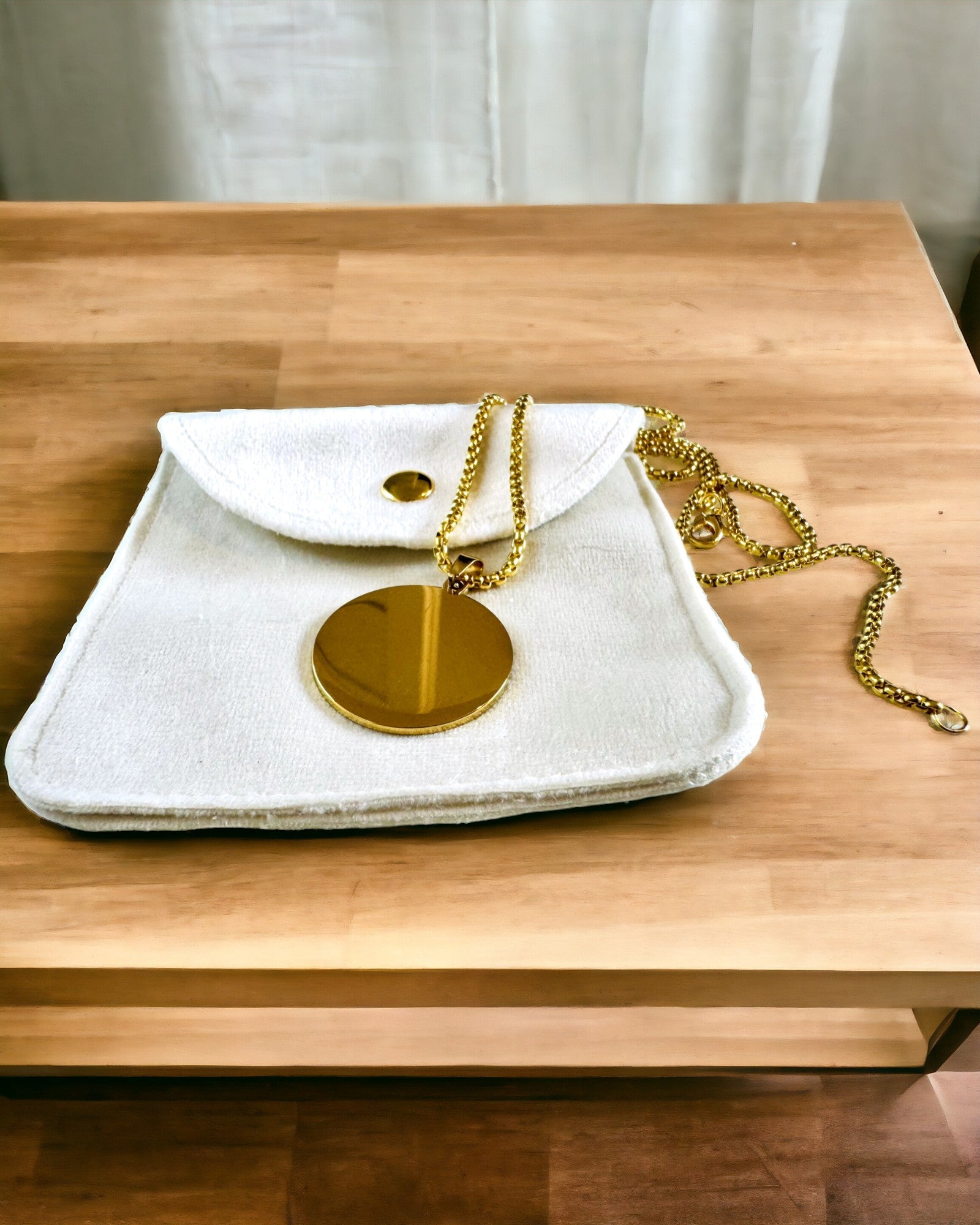 Κολιέ "Urban Elegance" – Στρογγυλό Μετάλλιο από Ανοξείδωτο Ατσάλι σε Δύο Χρώματα με Δυνατότητα Προσωποποίησης