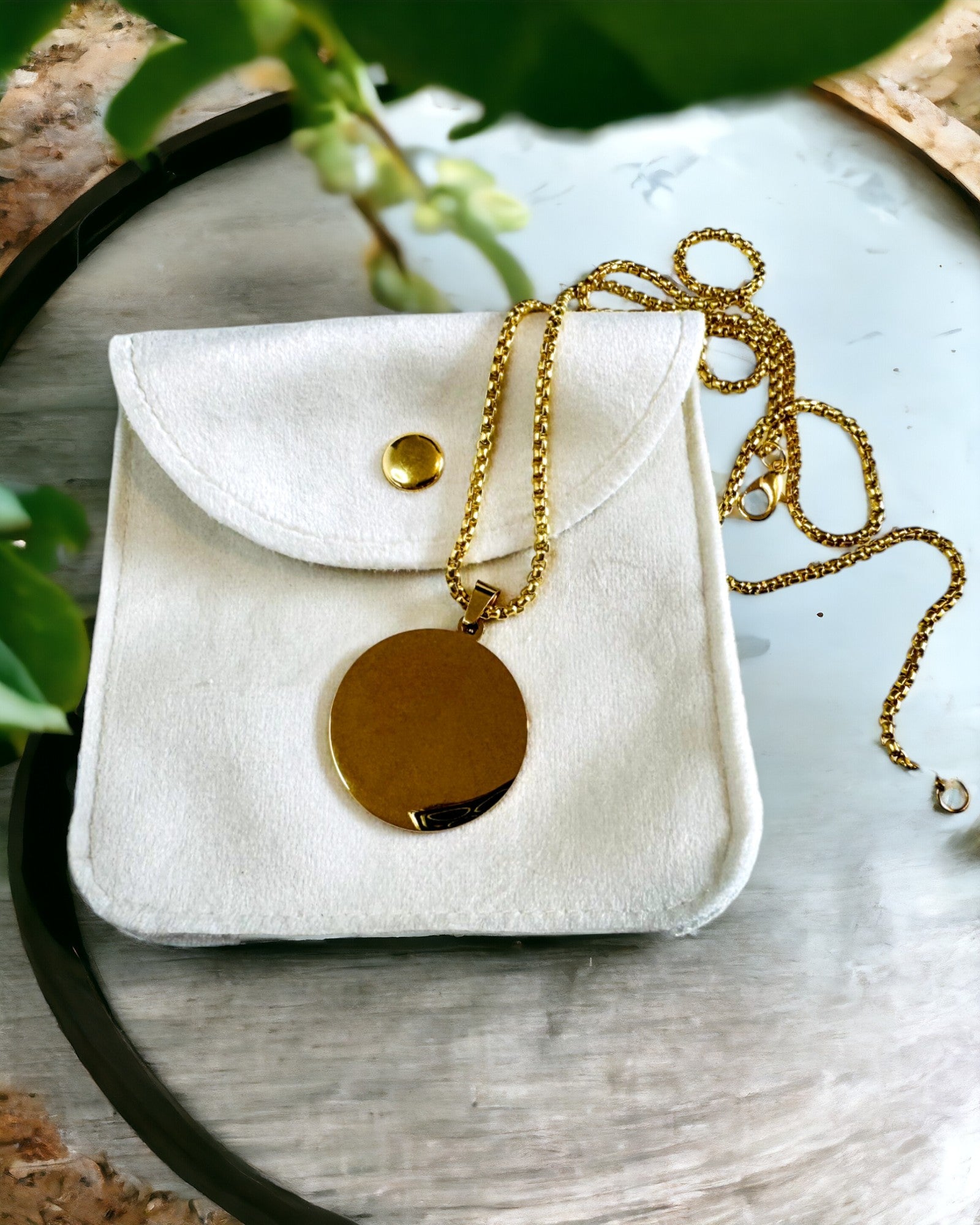 Κολιέ "Urban Elegance" – Στρογγυλό Μετάλλιο από Ανοξείδωτο Ατσάλι σε Δύο Χρώματα με Δυνατότητα Προσωποποίησης