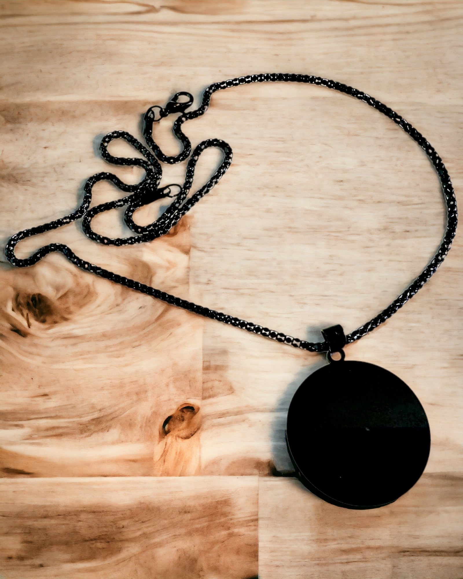 Κολιέ "Urban Elegance" – Στρογγυλό Μετάλλιο από Ανοξείδωτο Ατσάλι σε Δύο Χρώματα με Δυνατότητα Προσωποποίησης