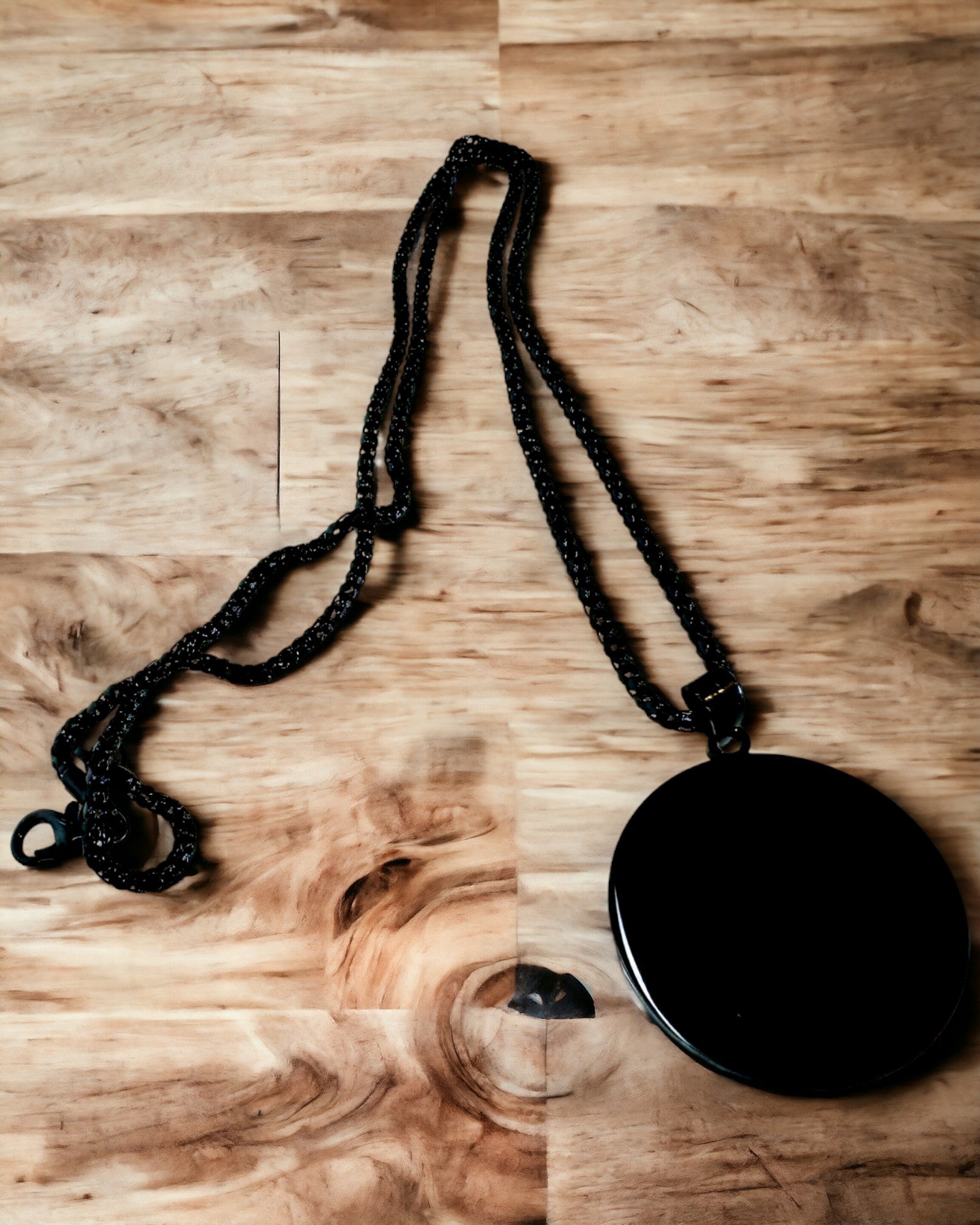 Κολιέ "Urban Elegance" – Στρογγυλό Μετάλλιο από Ανοξείδωτο Ατσάλι σε Δύο Χρώματα με Δυνατότητα Προσωποποίησης