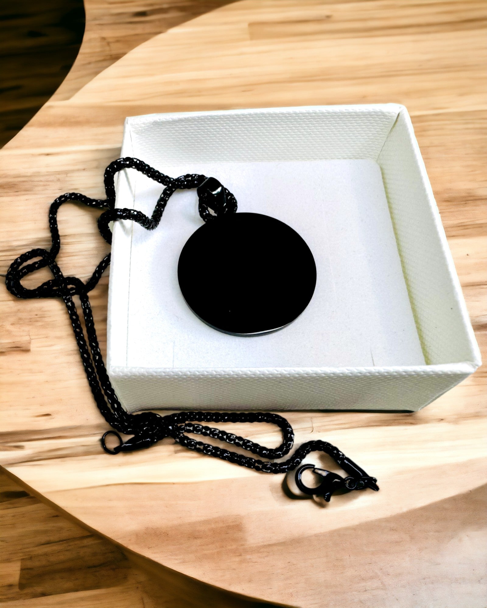 Κολιέ "Urban Elegance" – Στρογγυλό Μετάλλιο από Ανοξείδωτο Ατσάλι σε Δύο Χρώματα με Δυνατότητα Προσωποποίησης