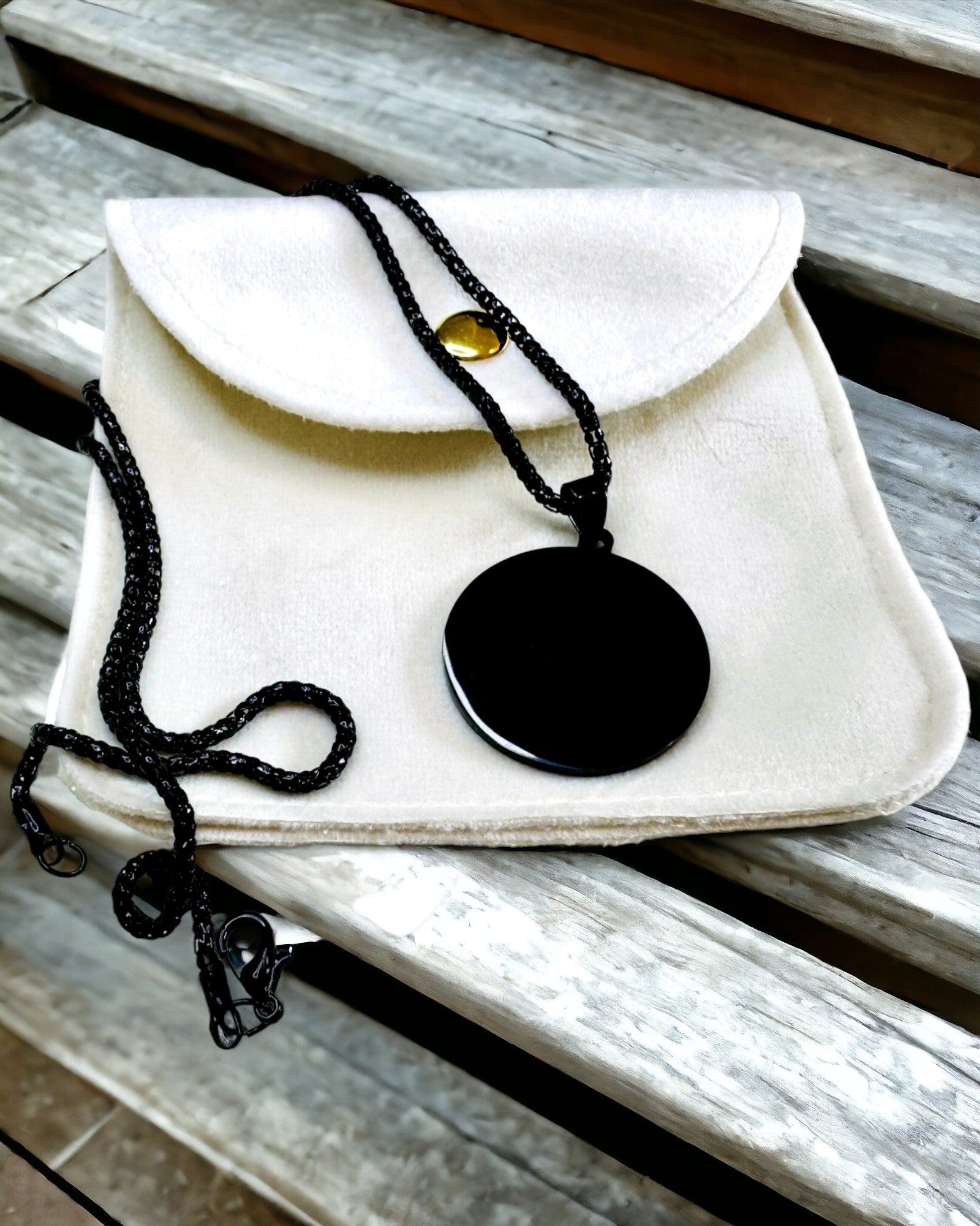 Κολιέ "Urban Elegance" – Στρογγυλό Μετάλλιο από Ανοξείδωτο Ατσάλι σε Δύο Χρώματα με Δυνατότητα Προσωποποίησης