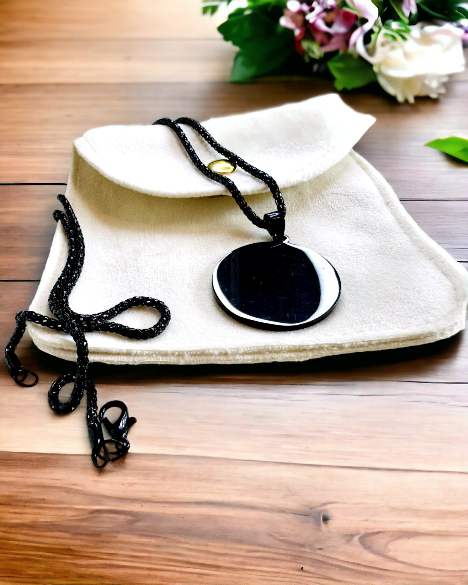 Κολιέ "Urban Elegance" – Στρογγυλό Μετάλλιο από Ανοξείδωτο Ατσάλι σε Δύο Χρώματα με Δυνατότητα Προσωποποίησης