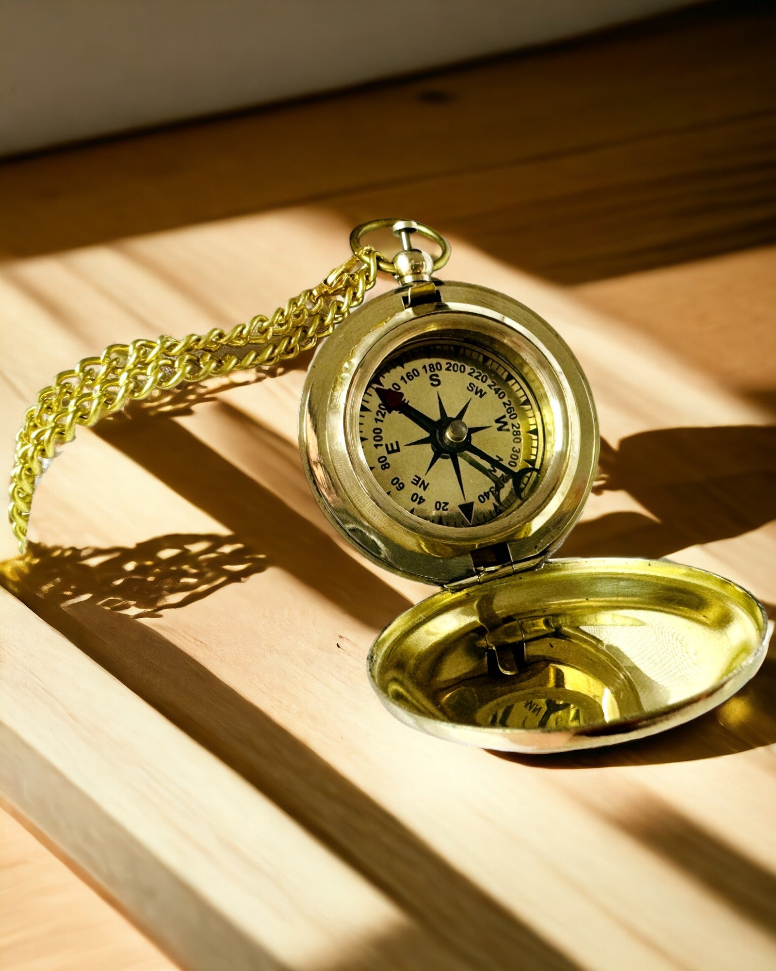 Χρυσού χρώματος Κομπάς Περιπέτεια – Κομψός Πλοηγός Ανακαλύψεων