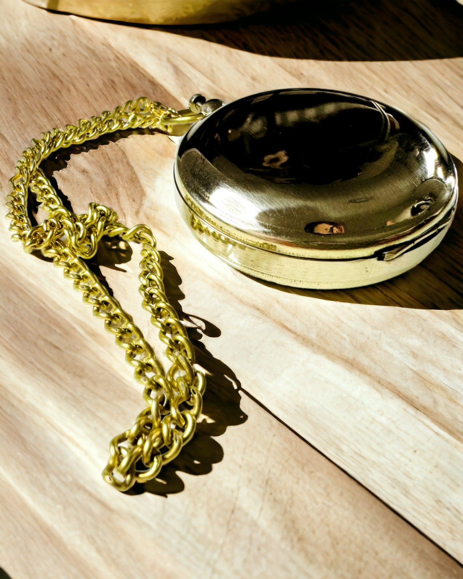 Χρυσού χρώματος Κομπάς Περιπέτεια – Κομψός Πλοηγός Ανακαλύψεων