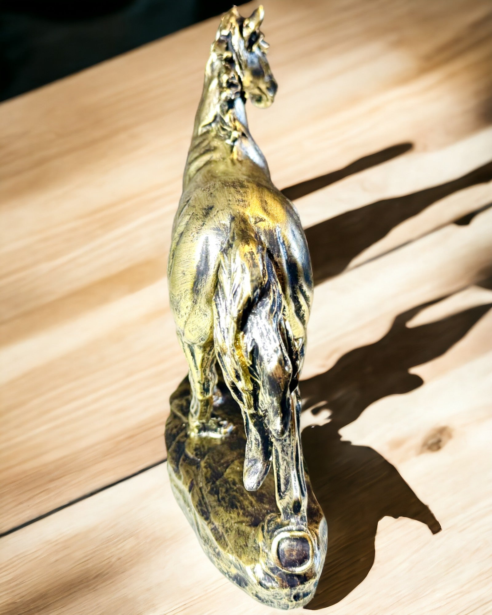 Αγαλματίδιο Αλόγου σε Γκαλόπ από Ρητίνη με Επιλογή Χαράγματος