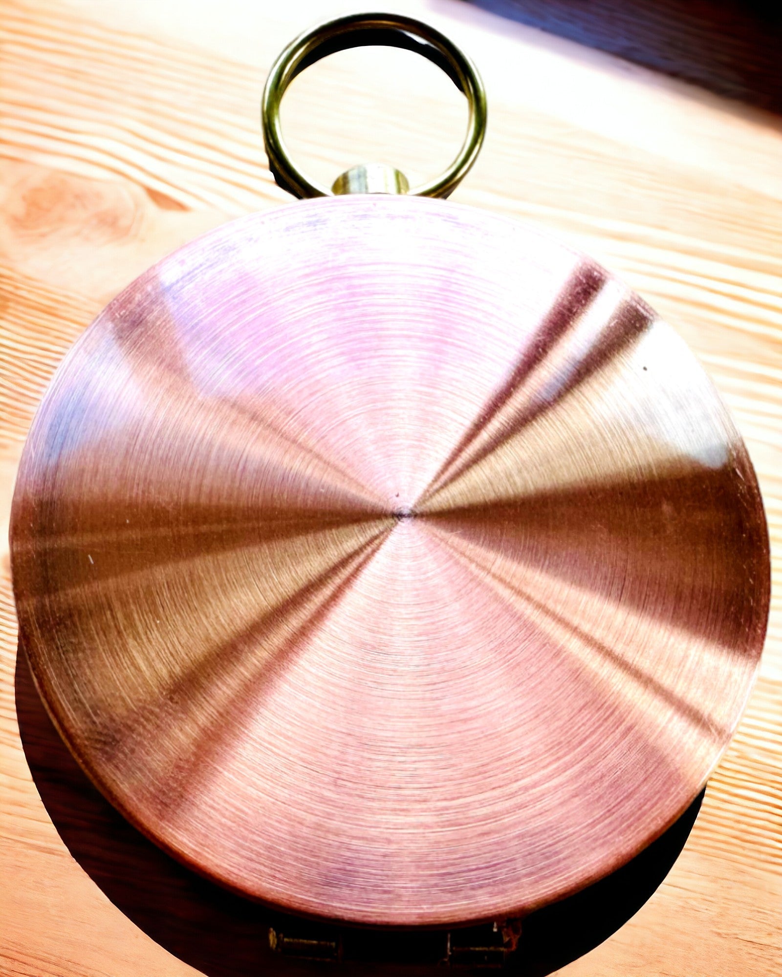 Ροζ χρυσός πυξίδα - ναυτιλιακός σε ρετρό στυλ – φορητό και ακριβές όργανο για τον καθορισμό κατεύθυνσης για ταξιδιώτες και εξερευνητές. Χάραξη, εξατομίκευση.