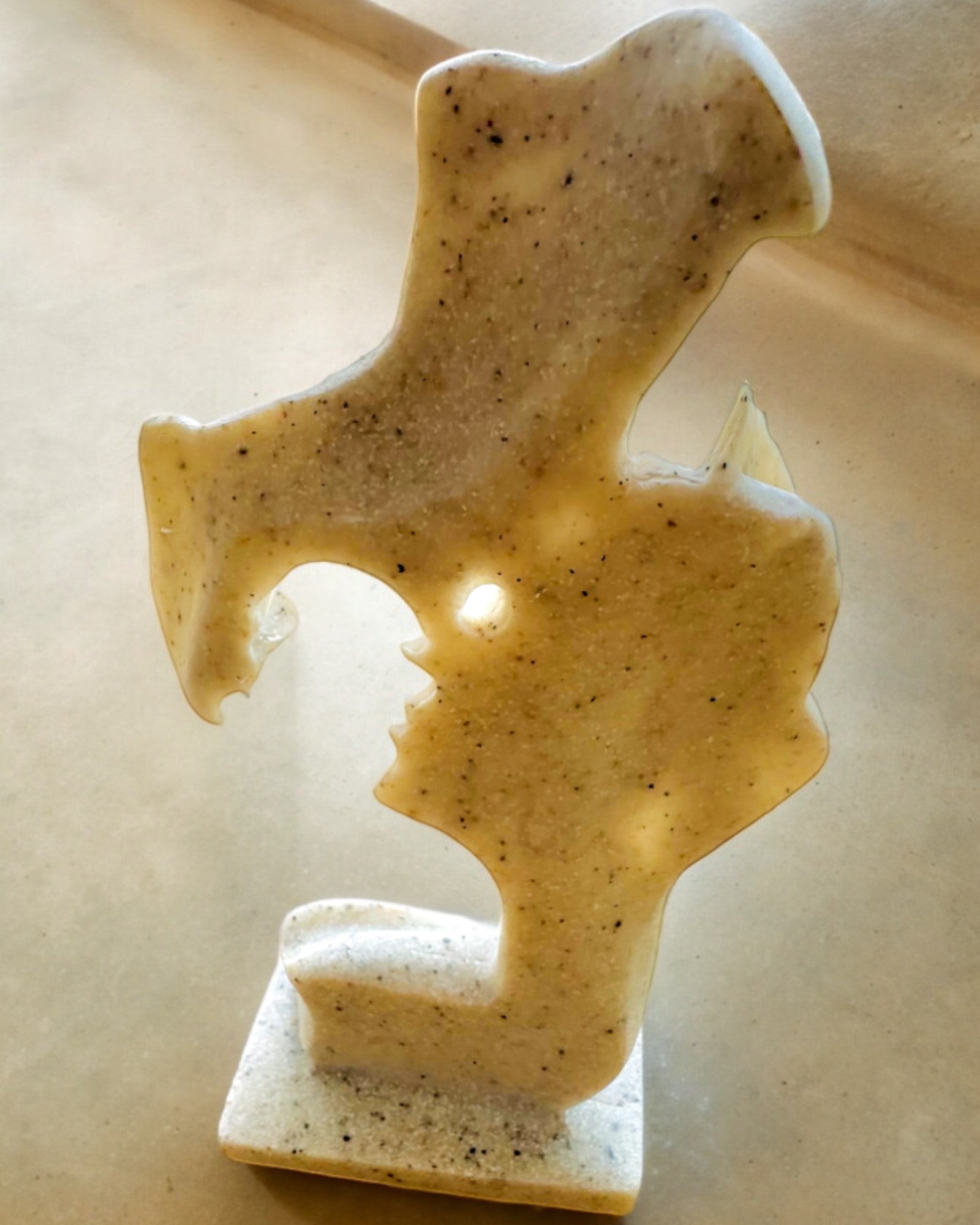 Figurka "Elegancja w Kamieniu" kolor biały - 13.5 cm wysokości, Dekoracyjna z Opcją Grawerowania