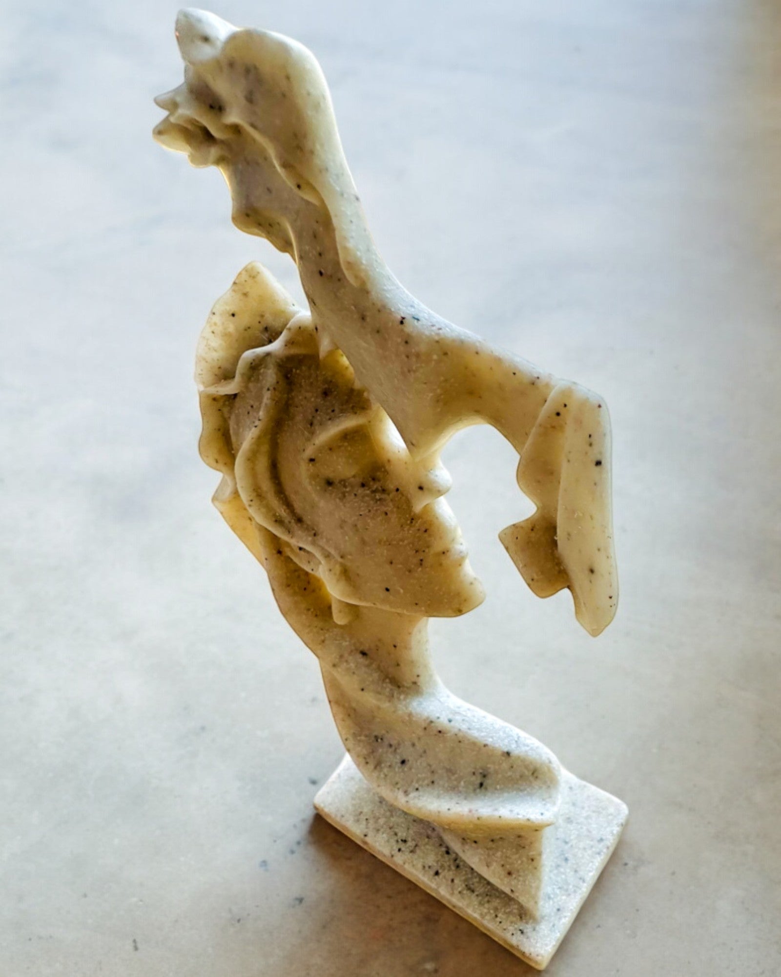 Figurka "Elegancja w Kamieniu" kolor biały - 13.5 cm wysokości, Dekoracyjna z Opcją Grawerowania