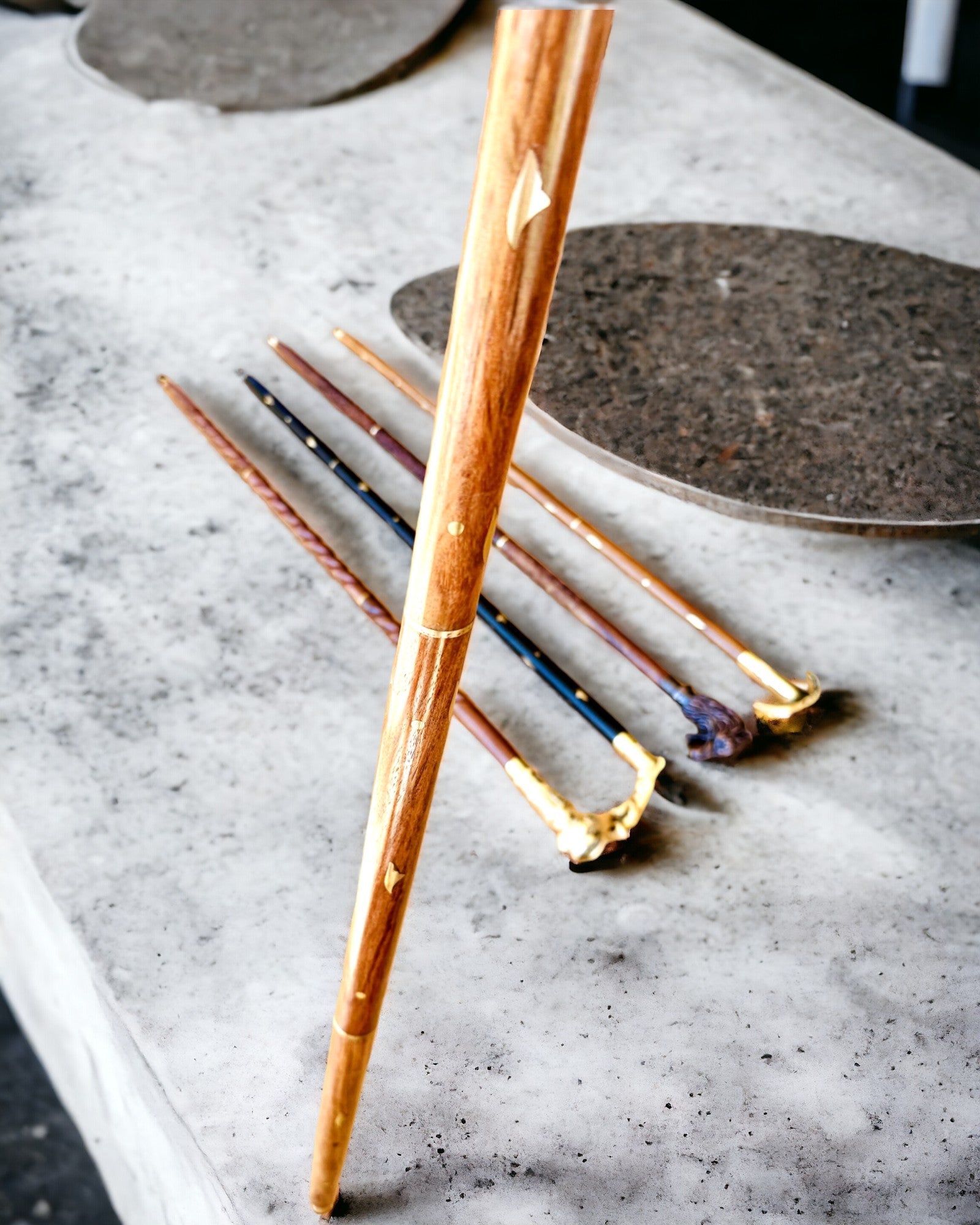 Μπαστούνι Περιπάτου Wolf - Ινδικό Ξύλο Μάνγκο με Δυνατότητα Χαράγματος, καφέ χρυσές διακοσμήσεις