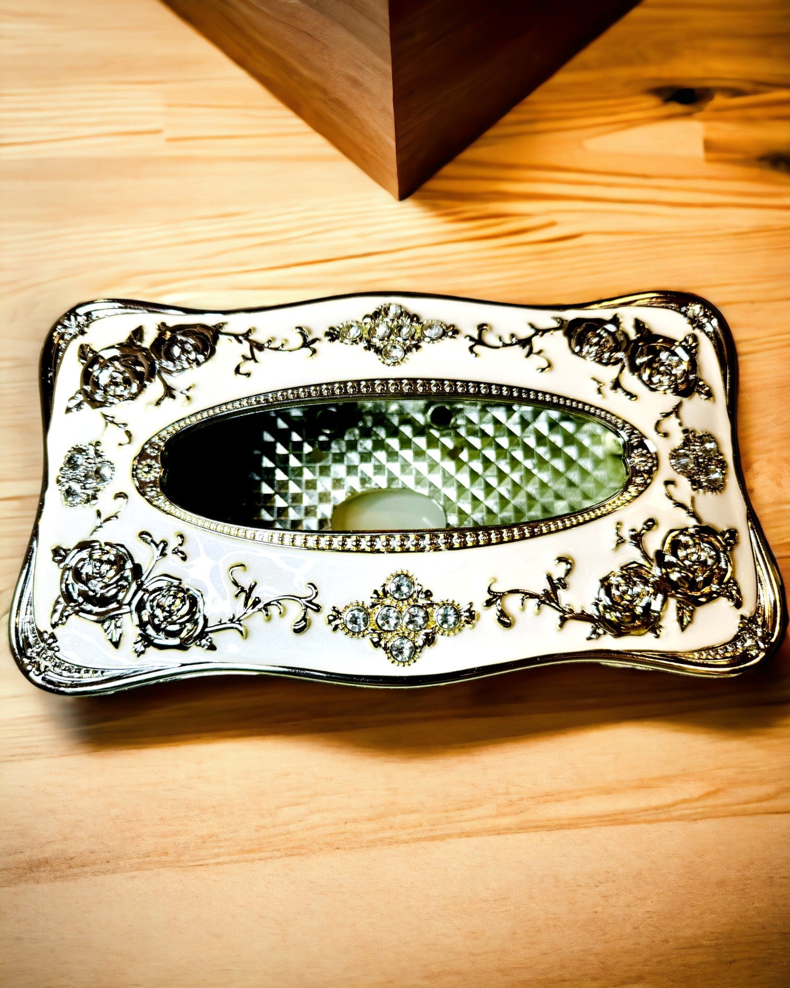 Κουτί για Χαρτομάντιλα με Ανάγλυφο Σχέδιο Τριαντάφυλλου - Κομψό Αξεσουάρ για Εσωτερικούς Χώρους, λευκό