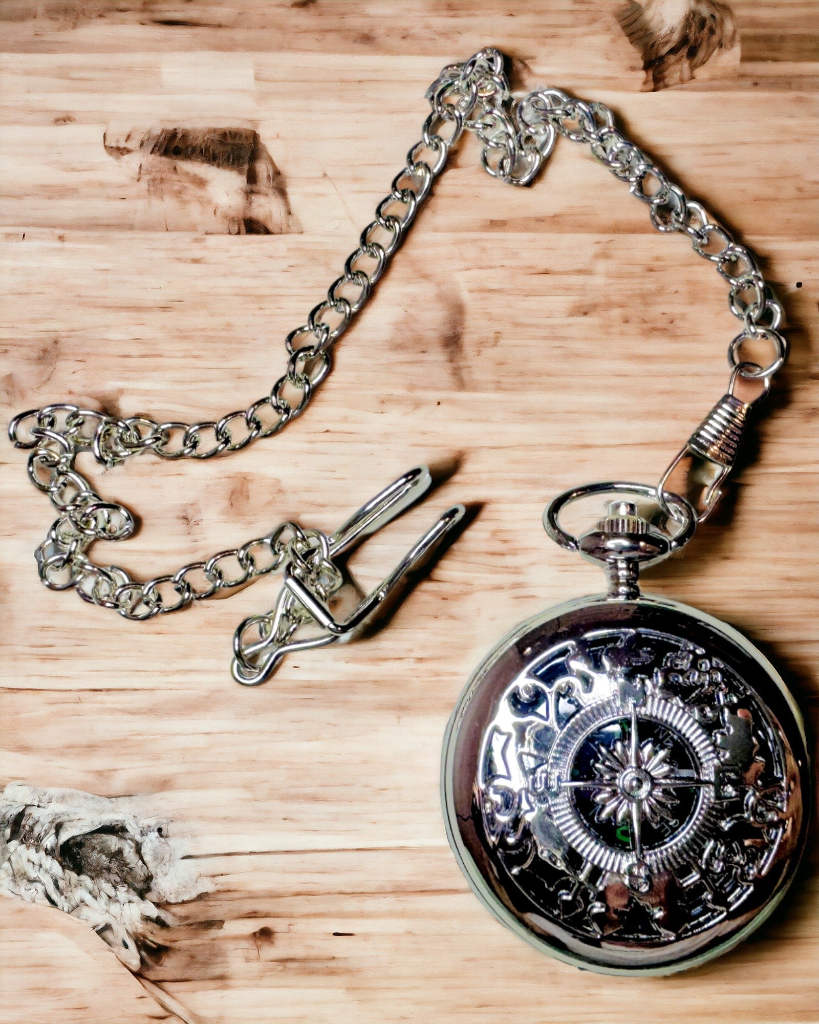 Ασημένια Ρετρό Τσέπης Πυξίδα με Διάτρητο Σχέδιο – Κομψή και Πρακτική. Χάραξη