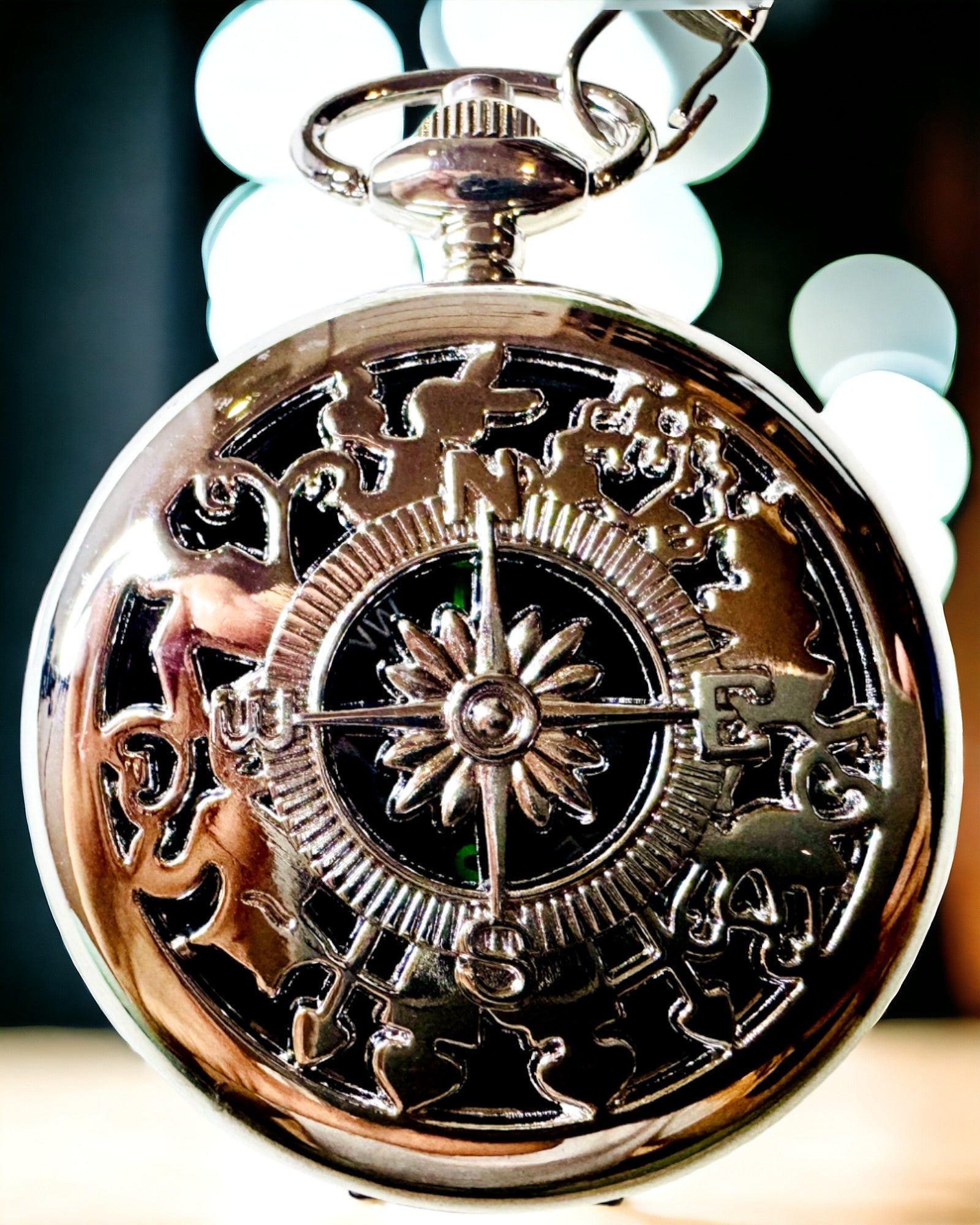 Ασημένια Ρετρό Τσέπης Πυξίδα με Διάτρητο Σχέδιο – Κομψή και Πρακτική. Χάραξη