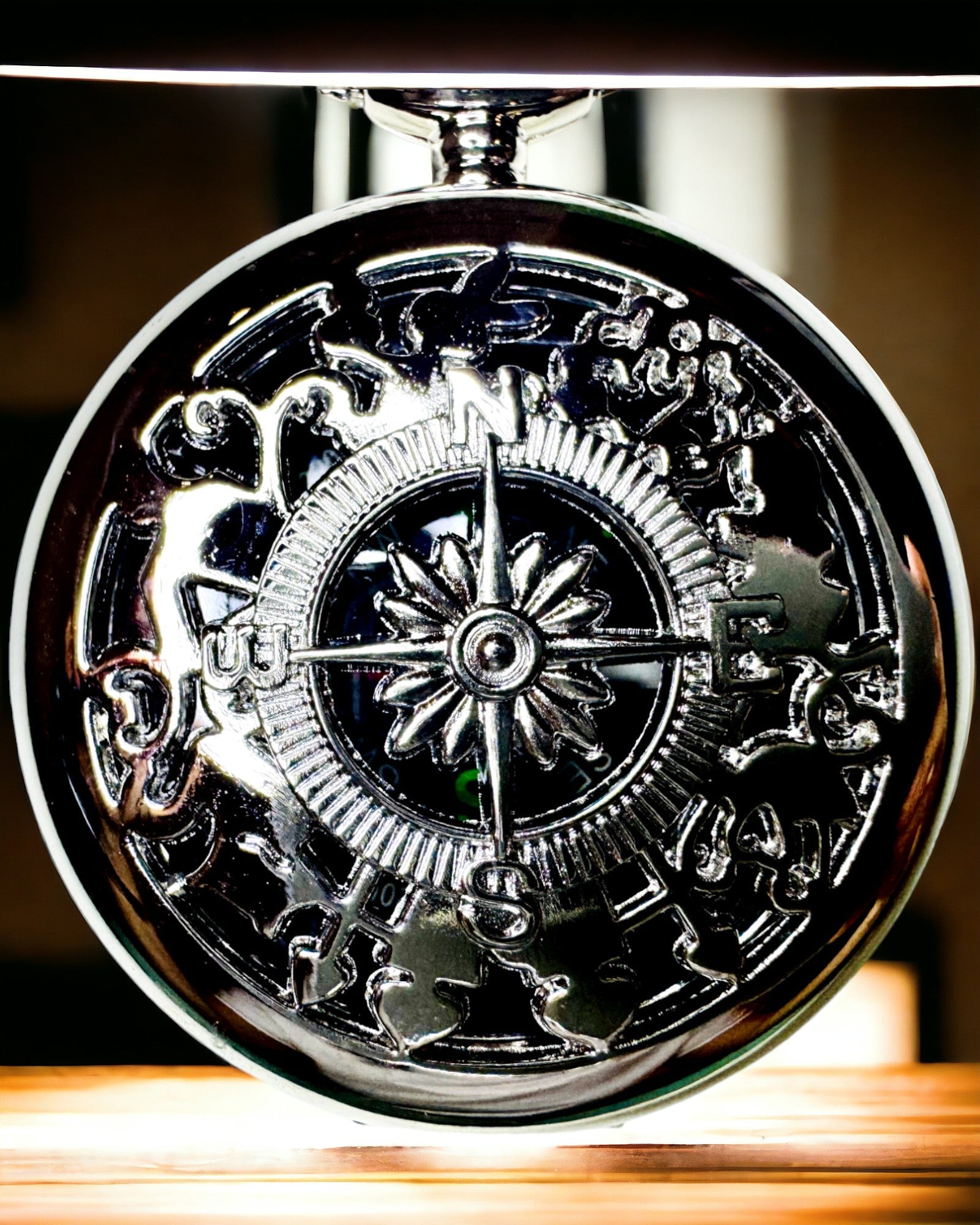 Ασημένια Ρετρό Τσέπης Πυξίδα με Διάτρητο Σχέδιο – Κομψή και Πρακτική. Χάραξη