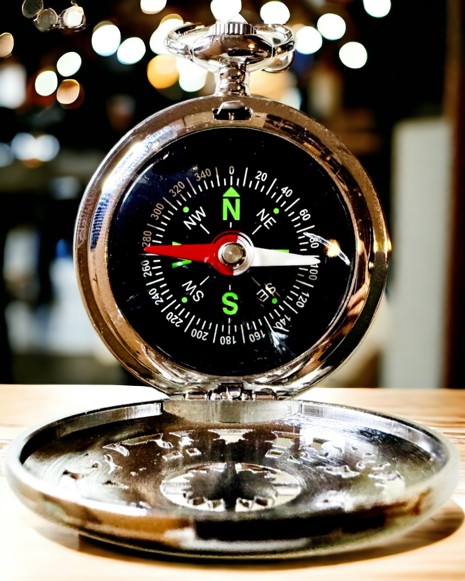 Ασημένια Ρετρό Τσέπης Πυξίδα με Διάτρητο Σχέδιο – Κομψή και Πρακτική. Χάραξη