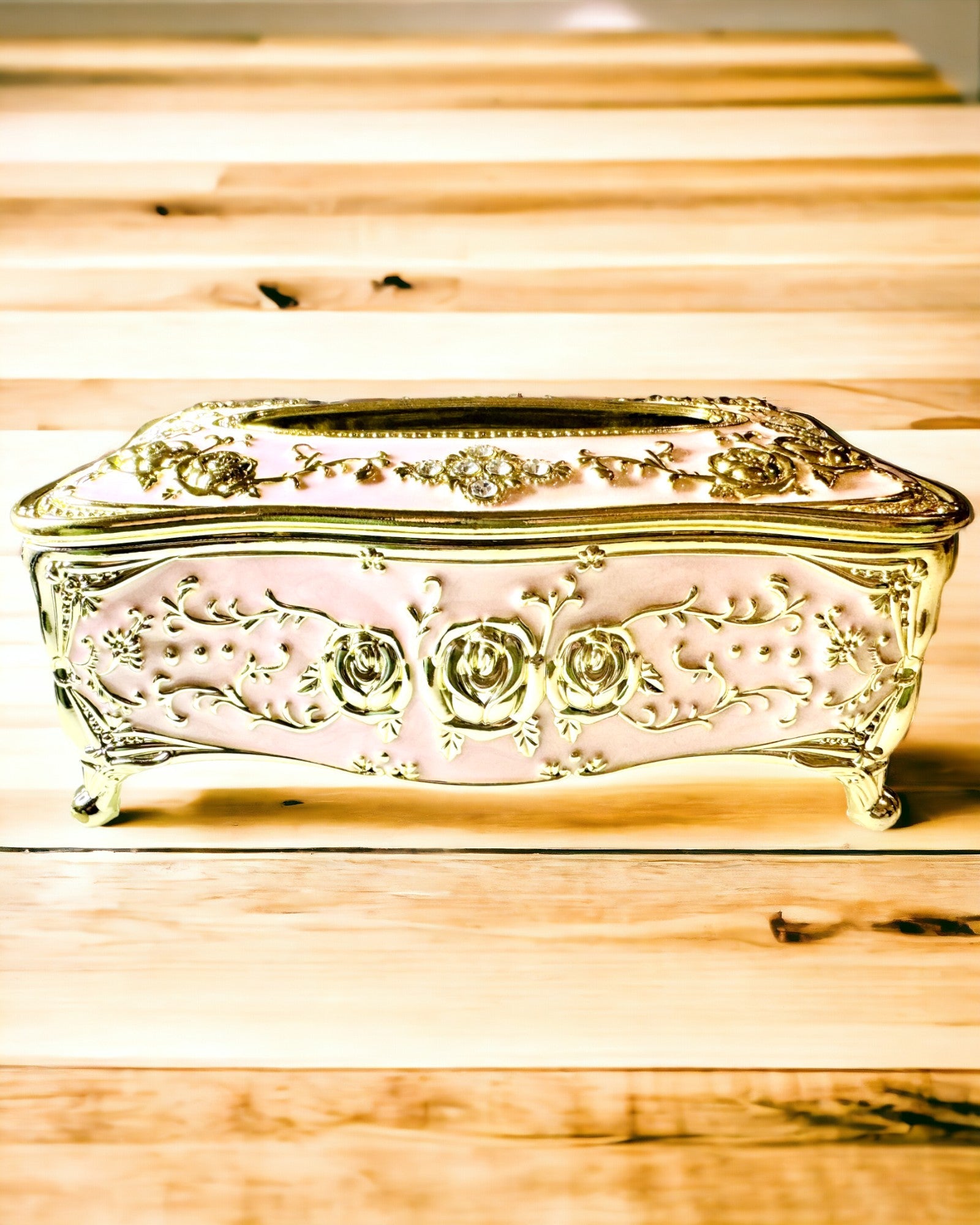 Κομψό Ροζ Κουτί για Χαρτομάντιλα με Ανάγλυφα Τριαντάφυλλα – Πολυτελής Πινελιά για το Σαλόνι, το Ξενοδοχείο ή το Κλαμπ