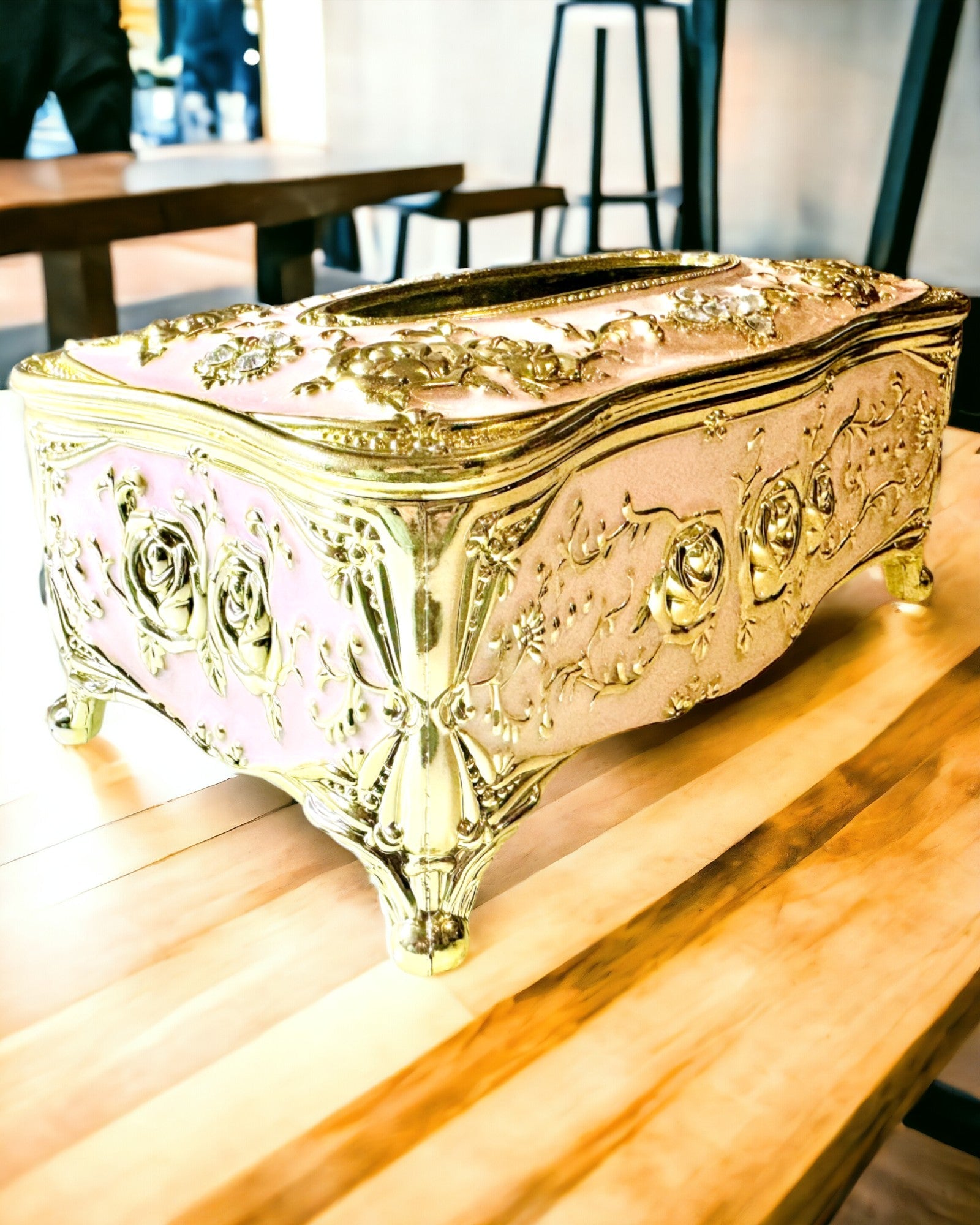 Κομψό Ροζ Κουτί για Χαρτομάντιλα με Ανάγλυφα Τριαντάφυλλα – Πολυτελής Πινελιά για το Σαλόνι, το Ξενοδοχείο ή το Κλαμπ