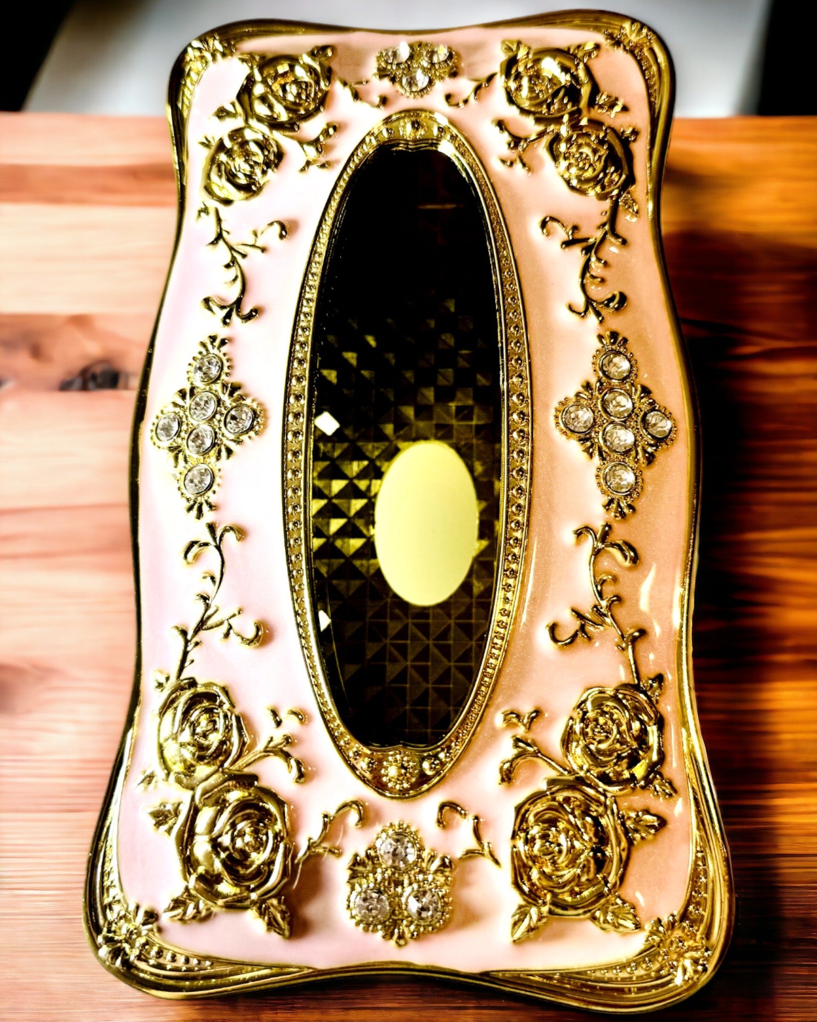 Κομψό Ροζ Κουτί για Χαρτομάντιλα με Ανάγλυφα Τριαντάφυλλα – Πολυτελής Πινελιά για το Σαλόνι, το Ξενοδοχείο ή το Κλαμπ