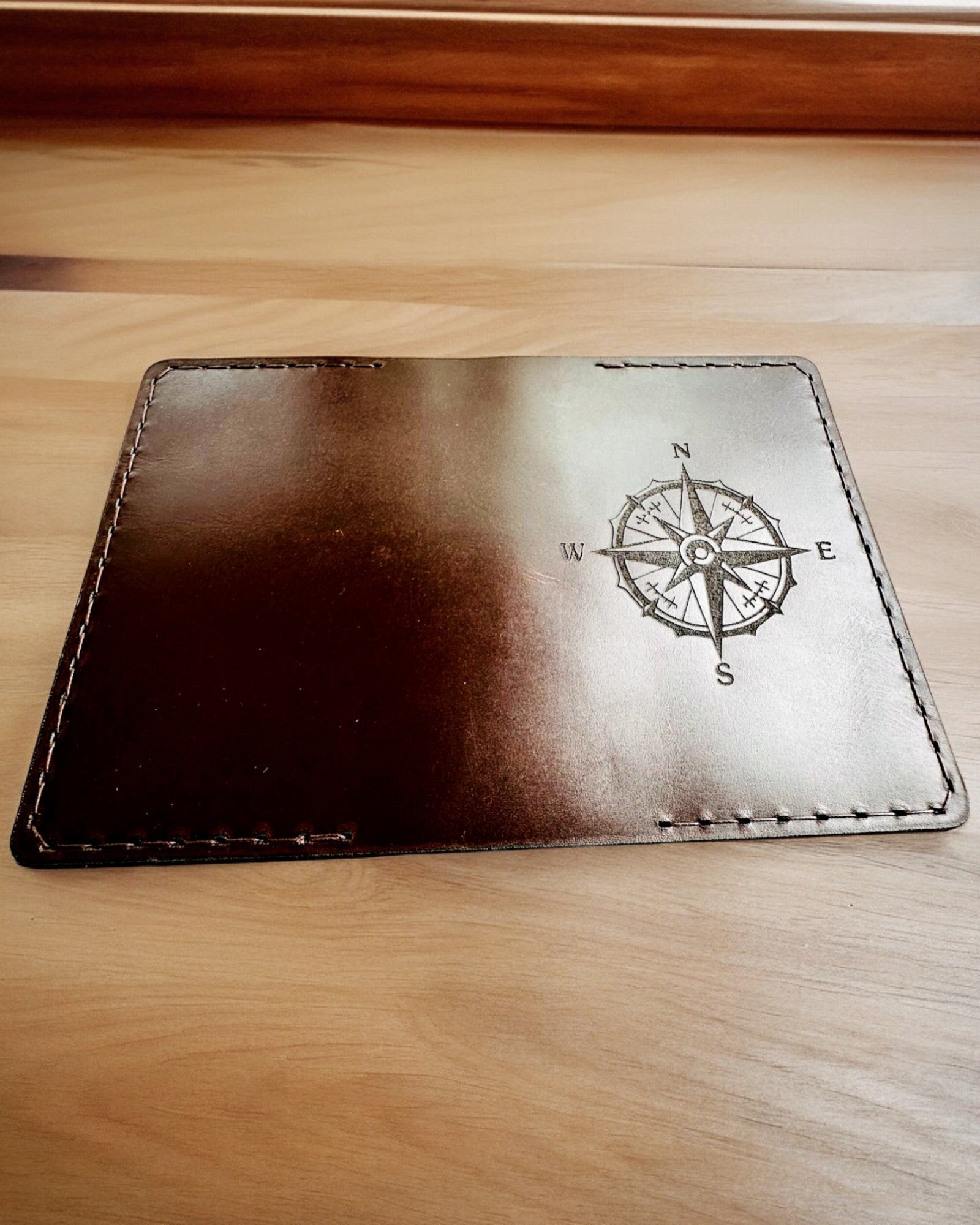 Θήκη "Ταξιδιώτη" - Δερμάτινη Συσκευασία για Διαβατήριο, εξατομίκευση με χάραξη - 2 χρωματικές παραλλαγές