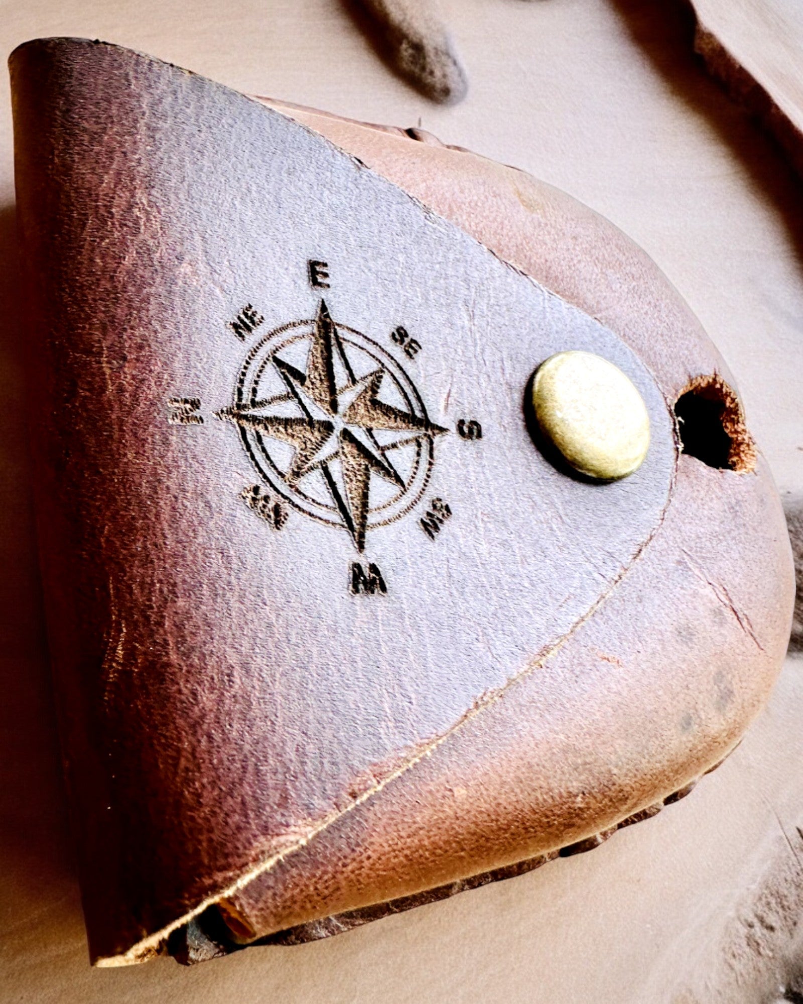 Δερμάτινη Θήκη "Odkrywca" - για συμπαγή πυξίδα ή τσέπη ρολόι - δυνατότητα εξατομίκευσης με χάραξη