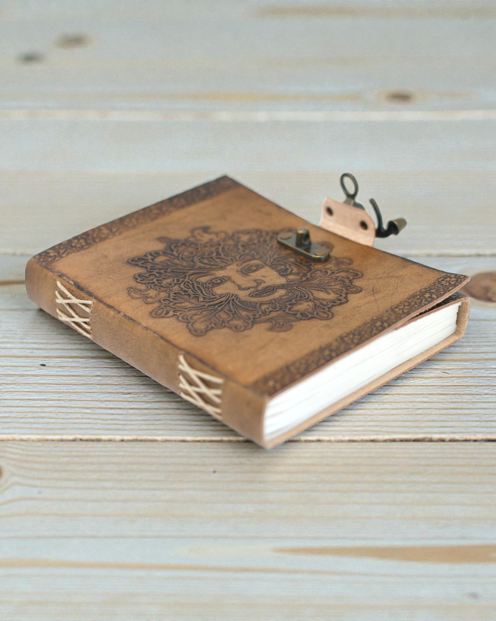 Sylva Spirit – Δερμάτινο Σημειωματάριο «Πράσινος Άνθρωπος» με Μεταλλικό Κούμπωμα