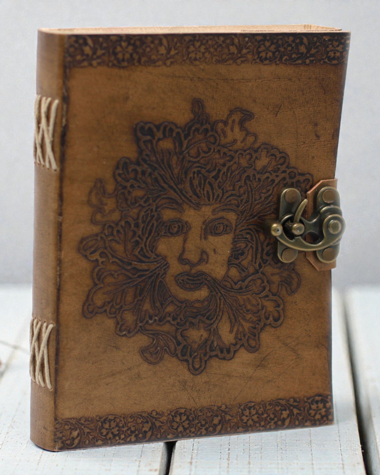 Sylva Spirit – Δερμάτινο Σημειωματάριο «Πράσινος Άνθρωπος» με Μεταλλικό Κούμπωμα