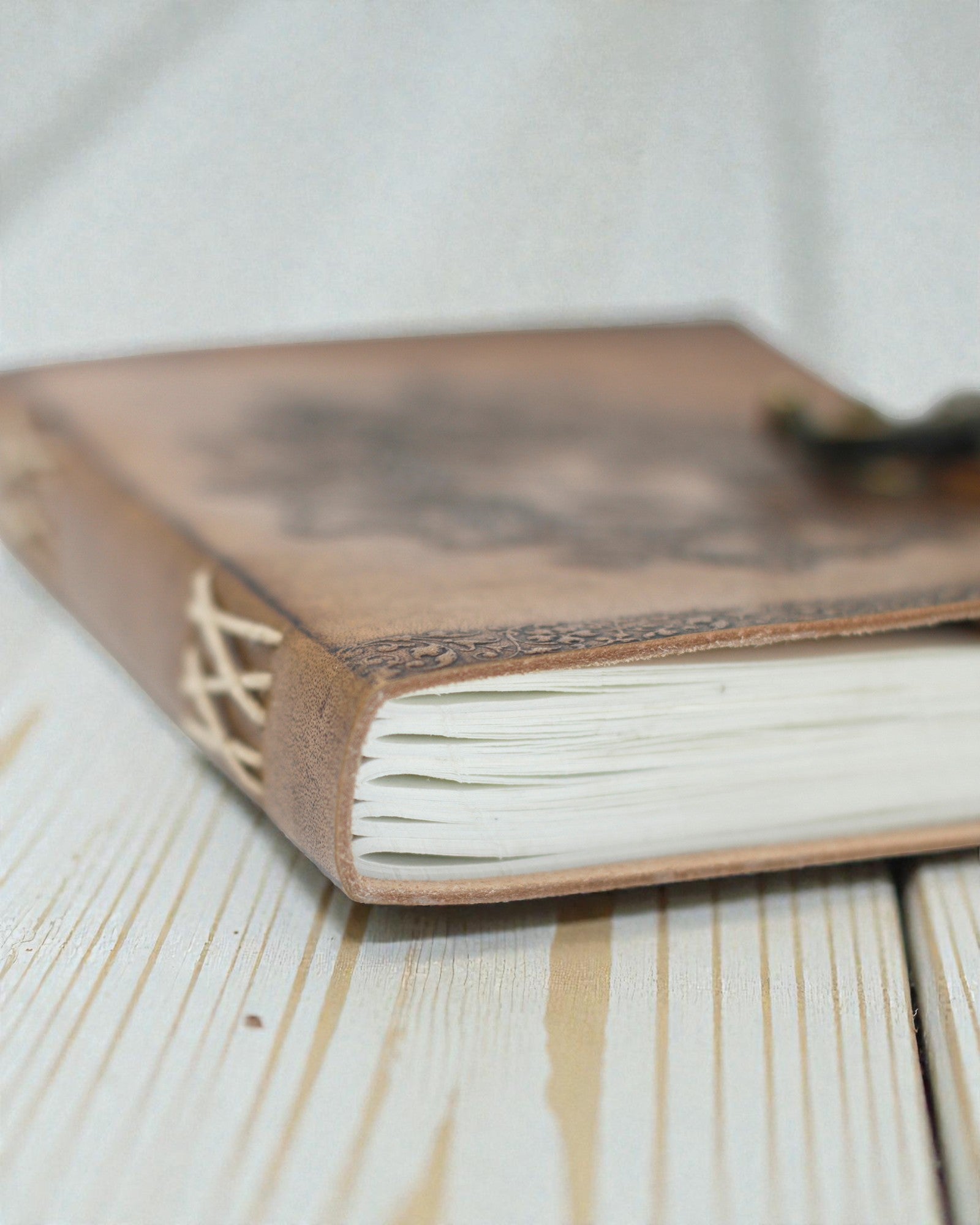 Sylva Spirit – Δερμάτινο Σημειωματάριο «Πράσινος Άνθρωπος» με Μεταλλικό Κούμπωμα