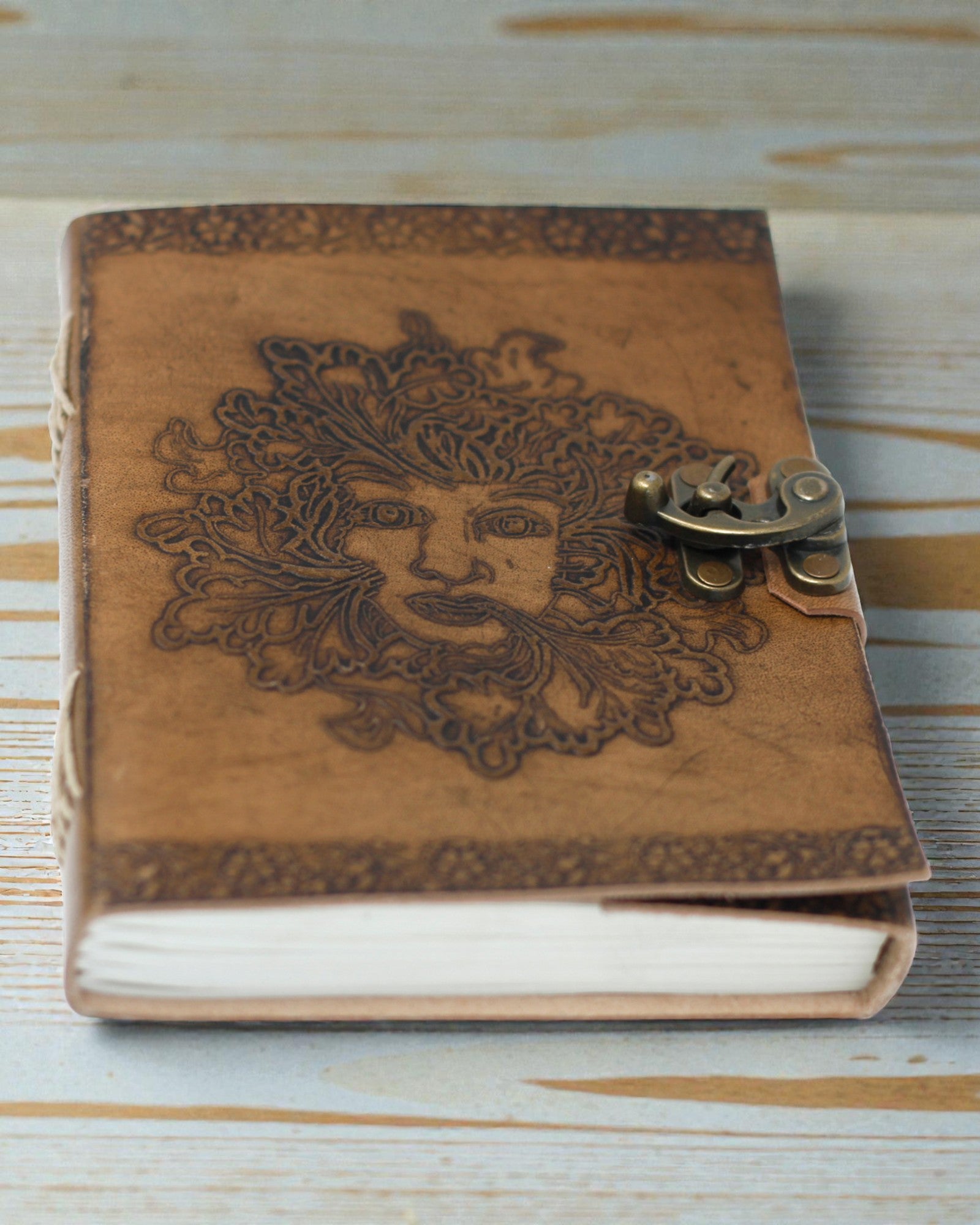 Sylva Spirit – Δερμάτινο Σημειωματάριο «Πράσινος Άνθρωπος» με Μεταλλικό Κούμπωμα