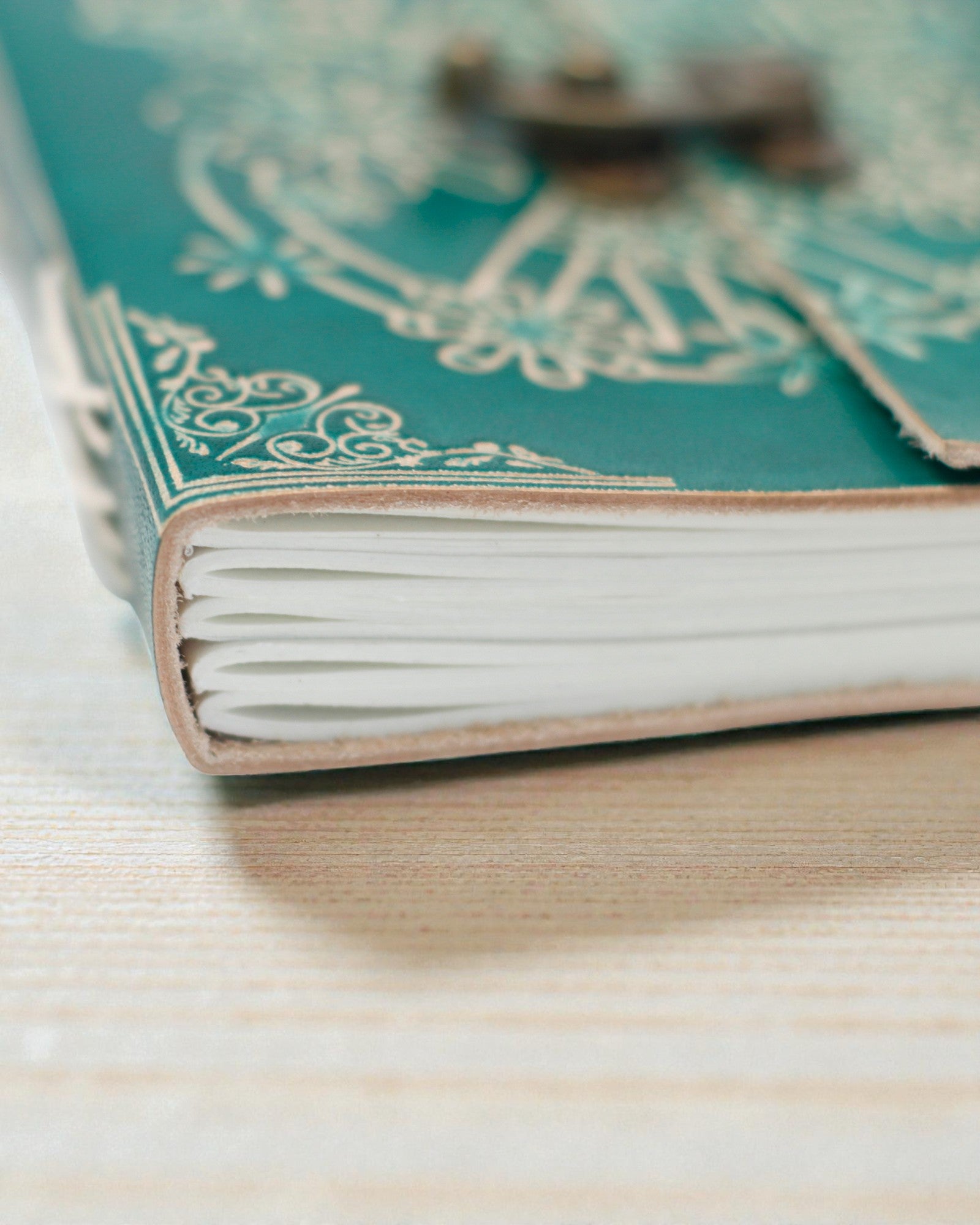 Τυρκουάζ Δερμάτινο Σημειωματάριο «Ειρήνη» με Φερμουάρ – Αρμονία & Γαλήνη (18 x 13 cm)