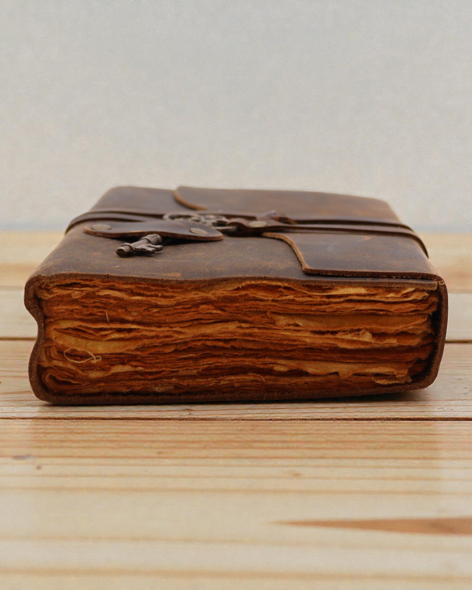 Notatnik Olejowanej Skóry z Kluczem Sekretów – Vintage Journal 13 × 18 cm