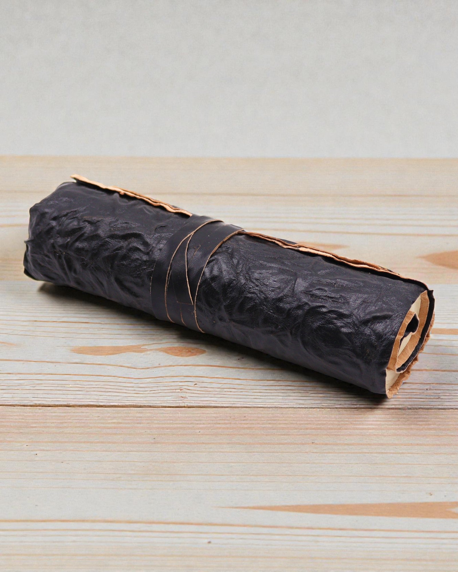 Τυλιγόμενο δερμάτινο σημειωματάριο ταξιδιώτη Νομάδα Μαύρο – 21 × 15 cm