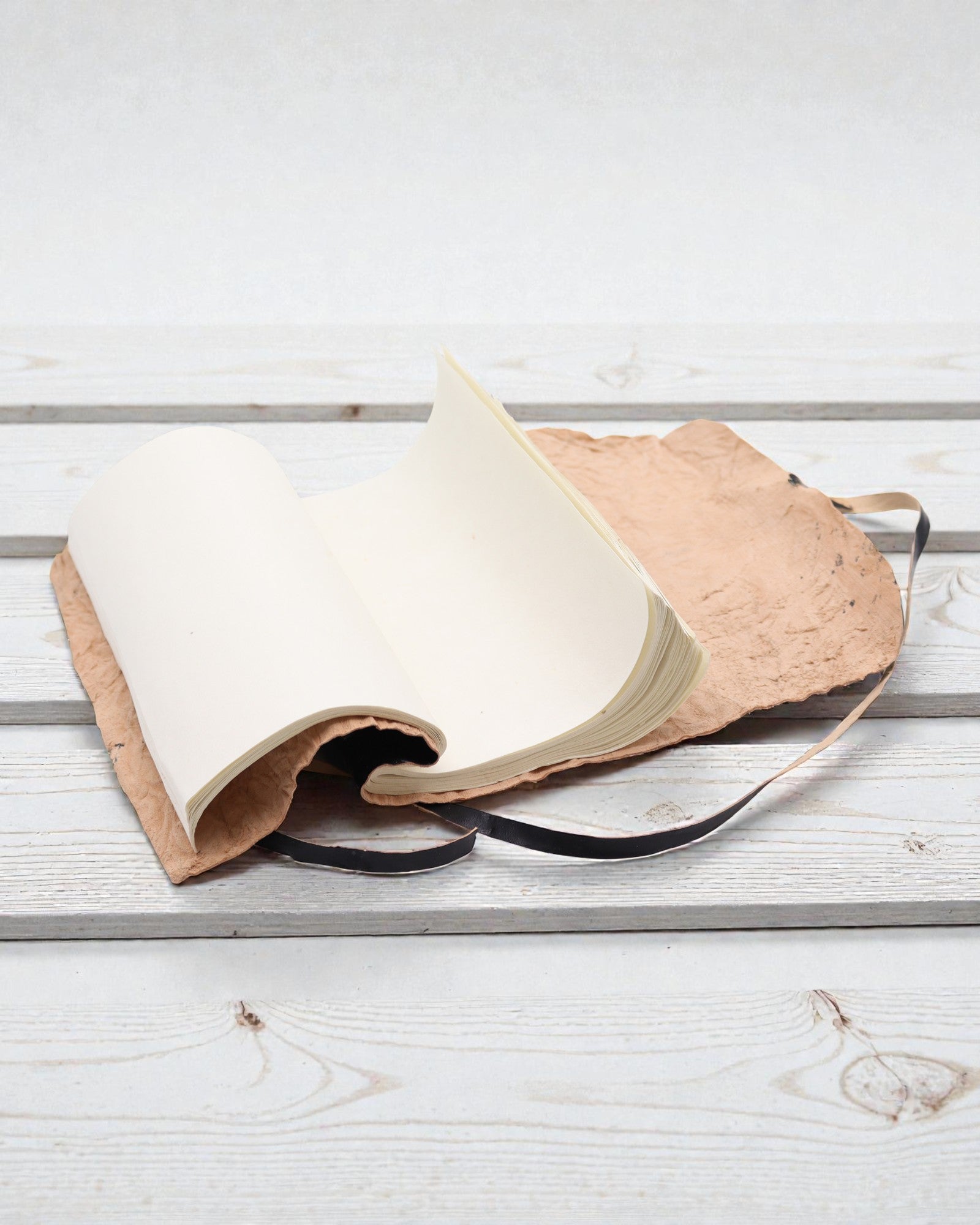 Τυλιγόμενο δερμάτινο σημειωματάριο ταξιδιώτη Νομάδα Μαύρο – 21 × 15 cm