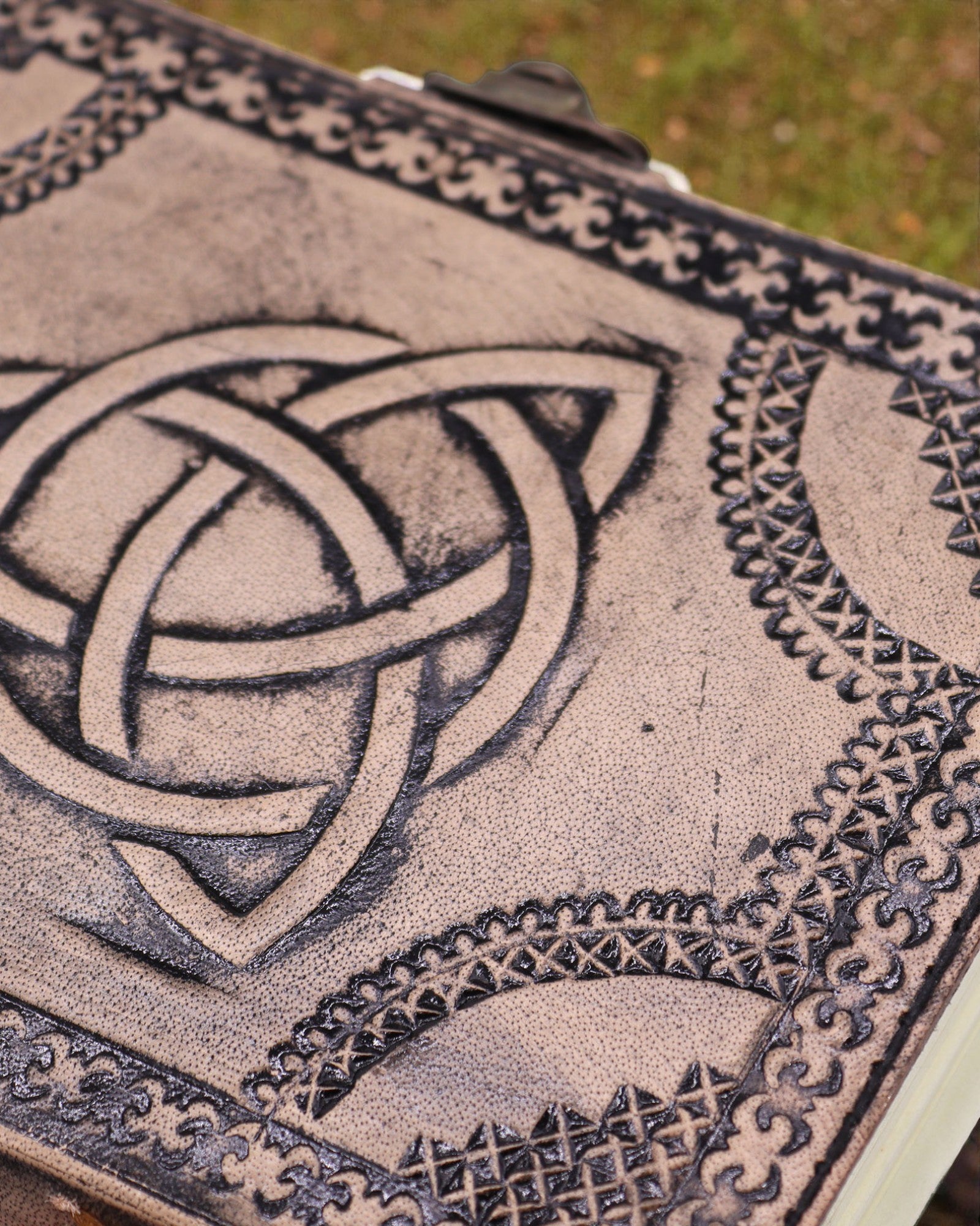 Skórzany Notatnik Ezoteryczny Triquetra – 17,5 × 12,5 × 3 cm | 200 stron, szyte krawędzie