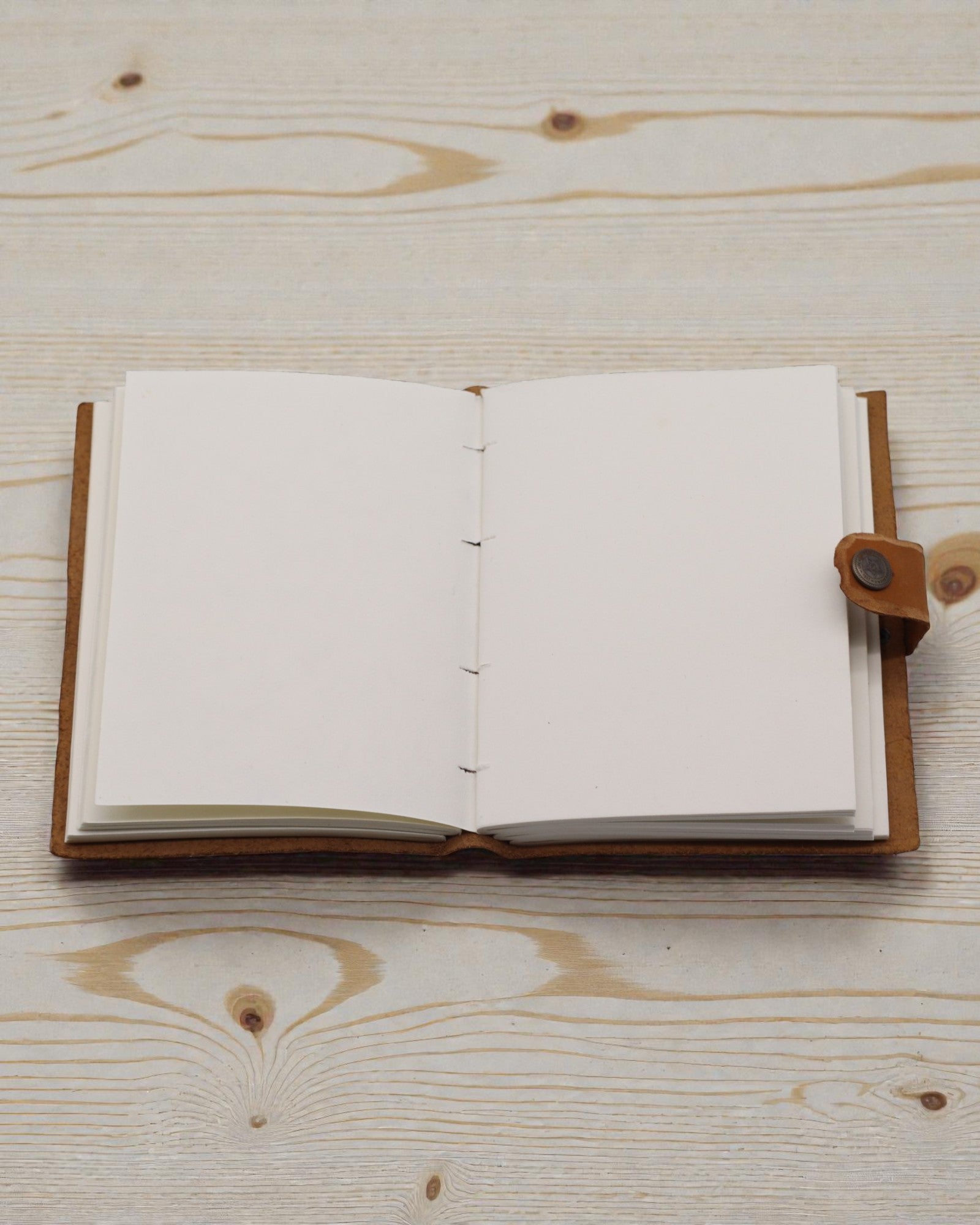 Skórzany Notatnik z Wytłoczonymi Kwiatami – brązowy (17,8 x 12,7 cm)