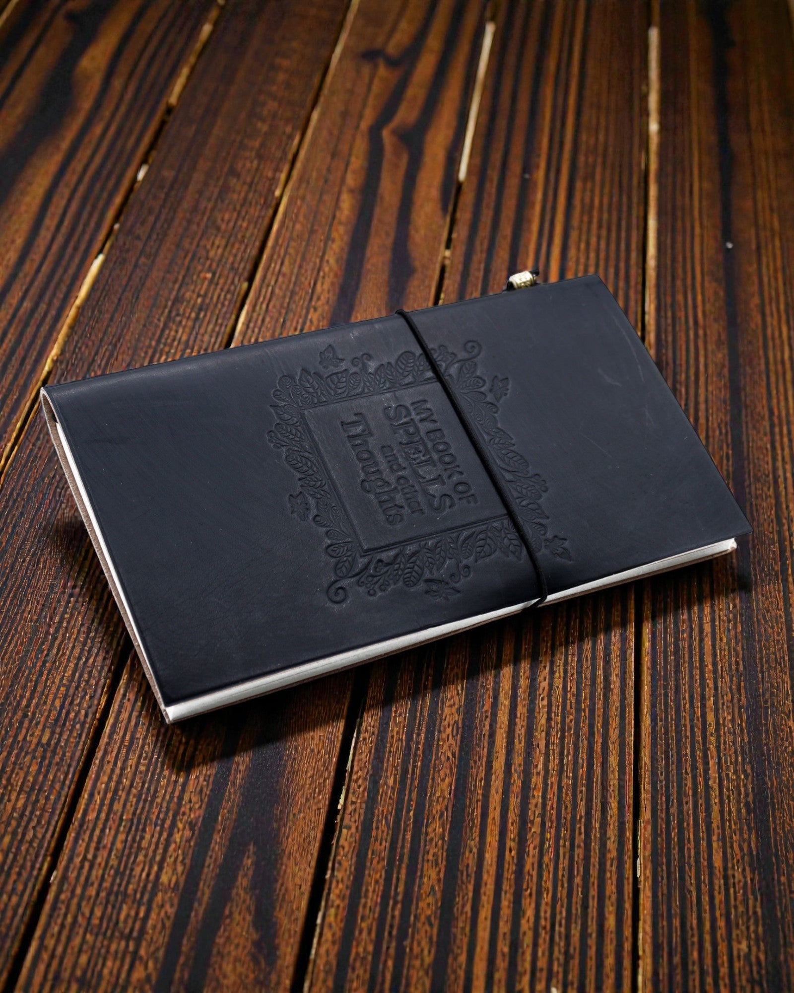 Χειροποίητο δερμάτινο σημειωματάριο «Απόκρυφες Σελίδες» – Το βιβλίο μου με ξόρκια και άλλες σκέψεις (80 σελίδες)