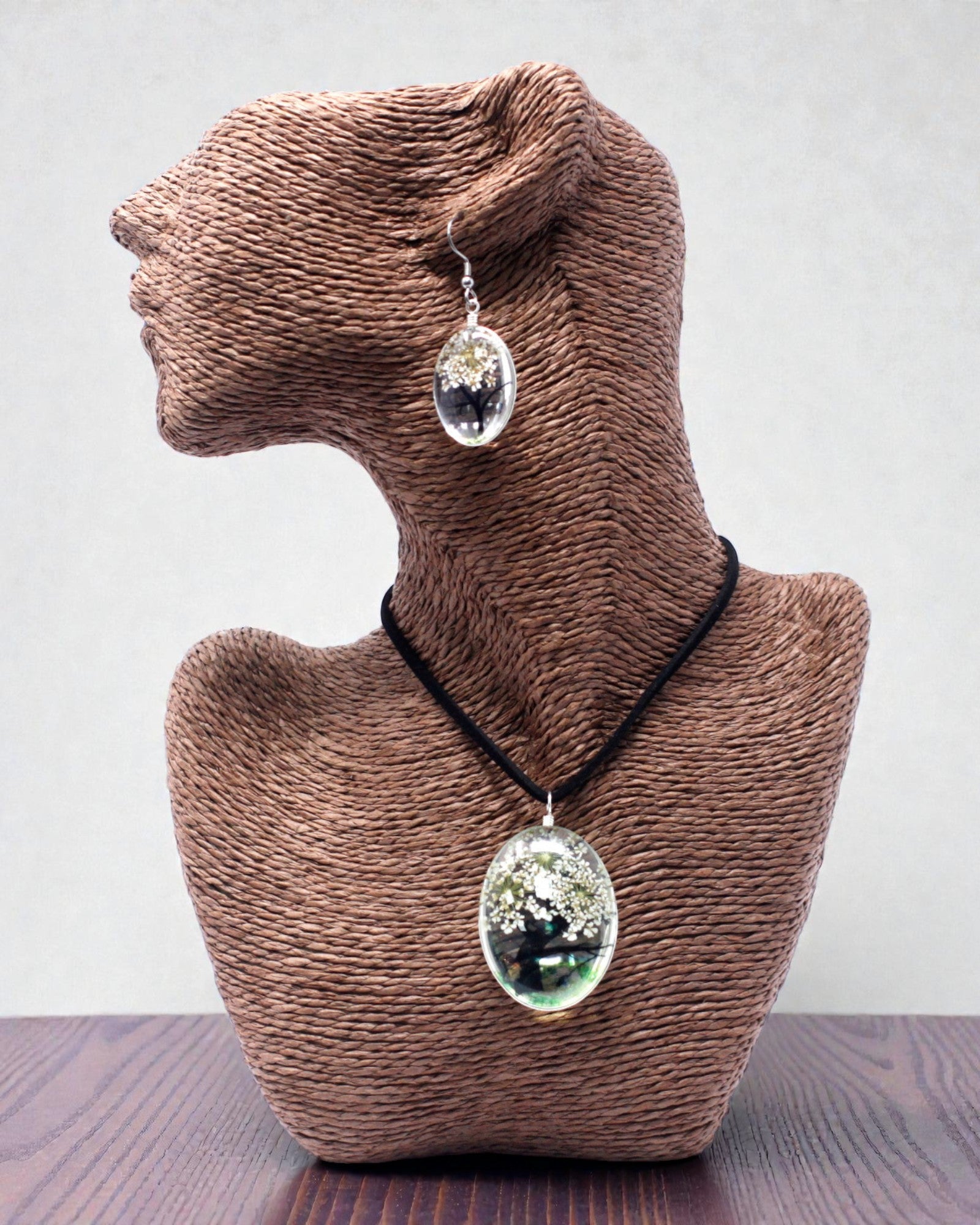 Biała Harmonia – Biały Zestaw Biżuterii z Suszonymi Kwiatami Drzewo Życia