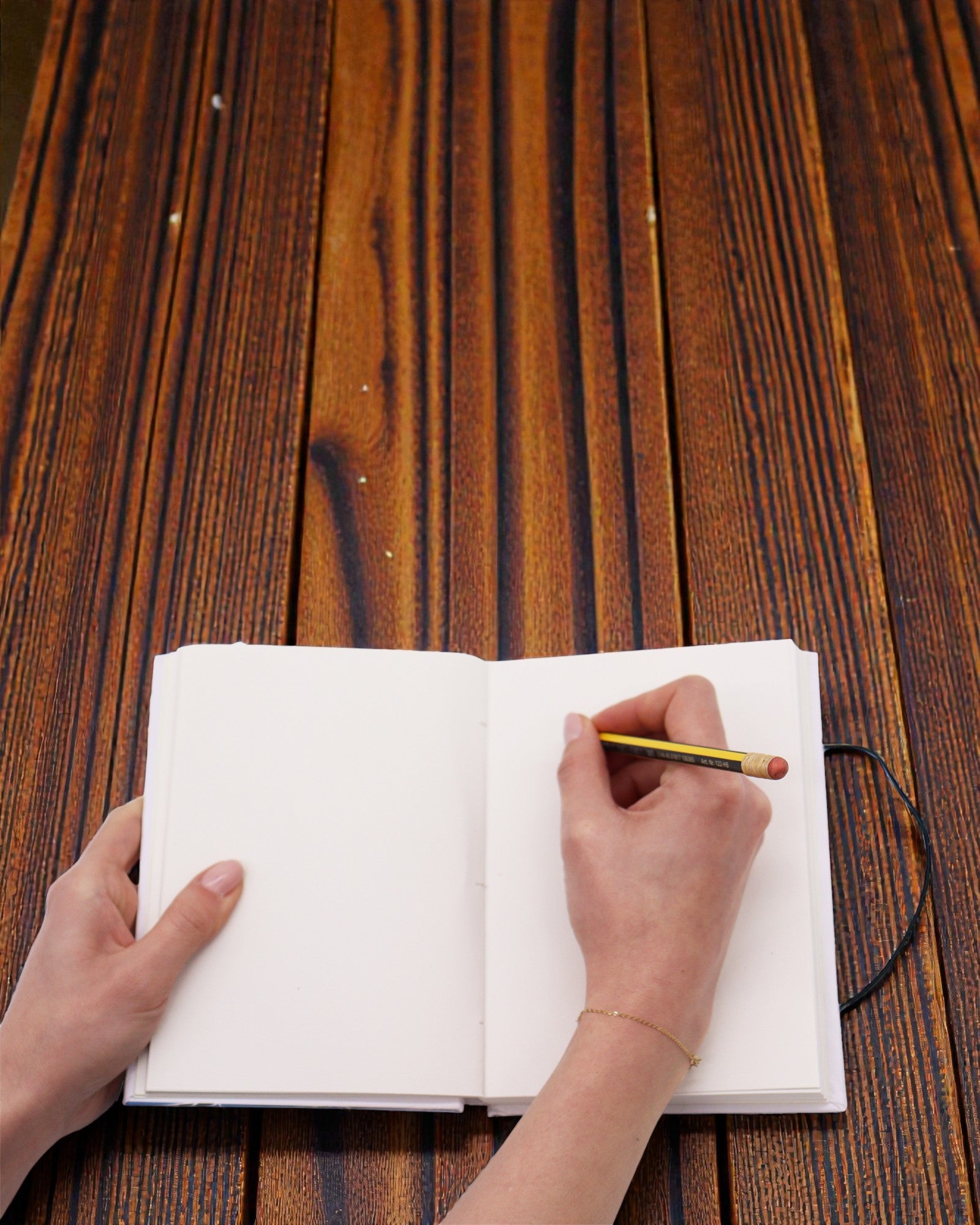 Φύλλα Μαζί – μικρό σημειωματάριο με λουράκι και κουμπί από καρύδα 18 × 12,5 cm, 200 σελίδες