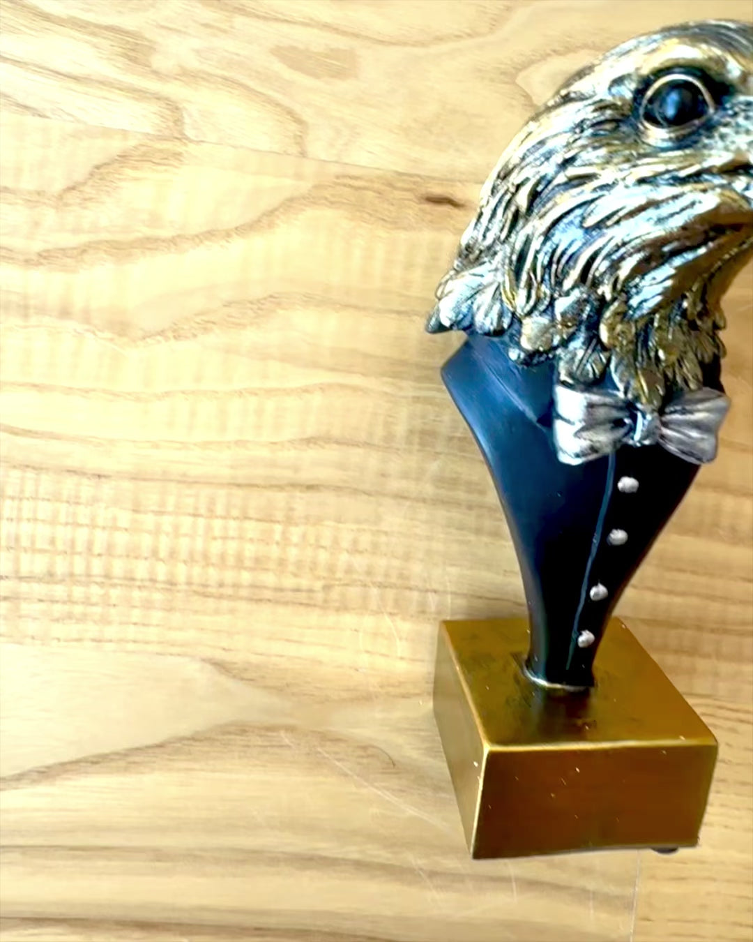 Φιγούρα Κεφαλής Αετού Büffel Warden – με Κομψό Φράκο και Επιλογή Χαράγματος για δώρο