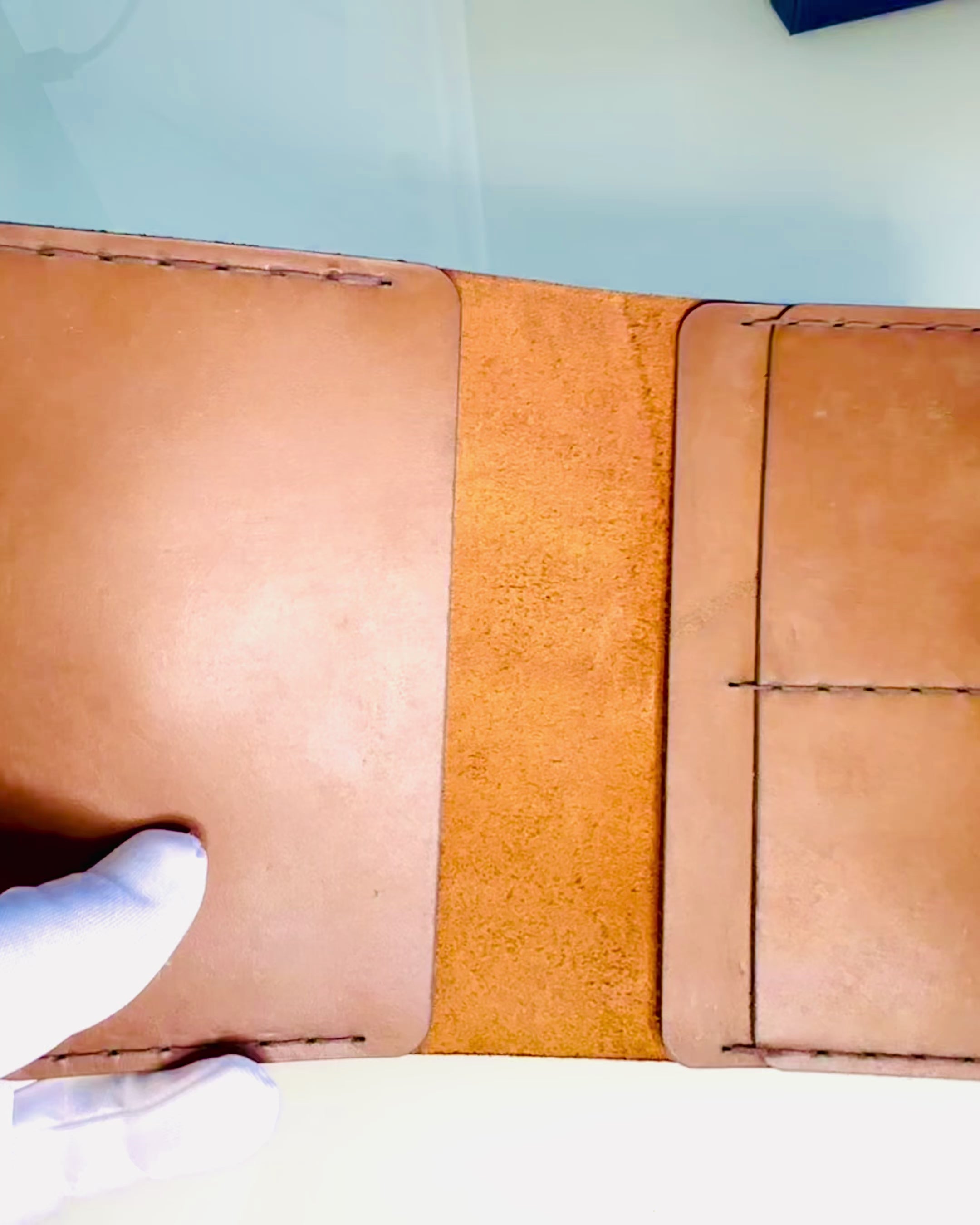 Θήκη "Ταξιδιώτη" - Δερμάτινη Συσκευασία για Διαβατήριο, εξατομίκευση με χάραξη - 2 χρωματικές παραλλαγές