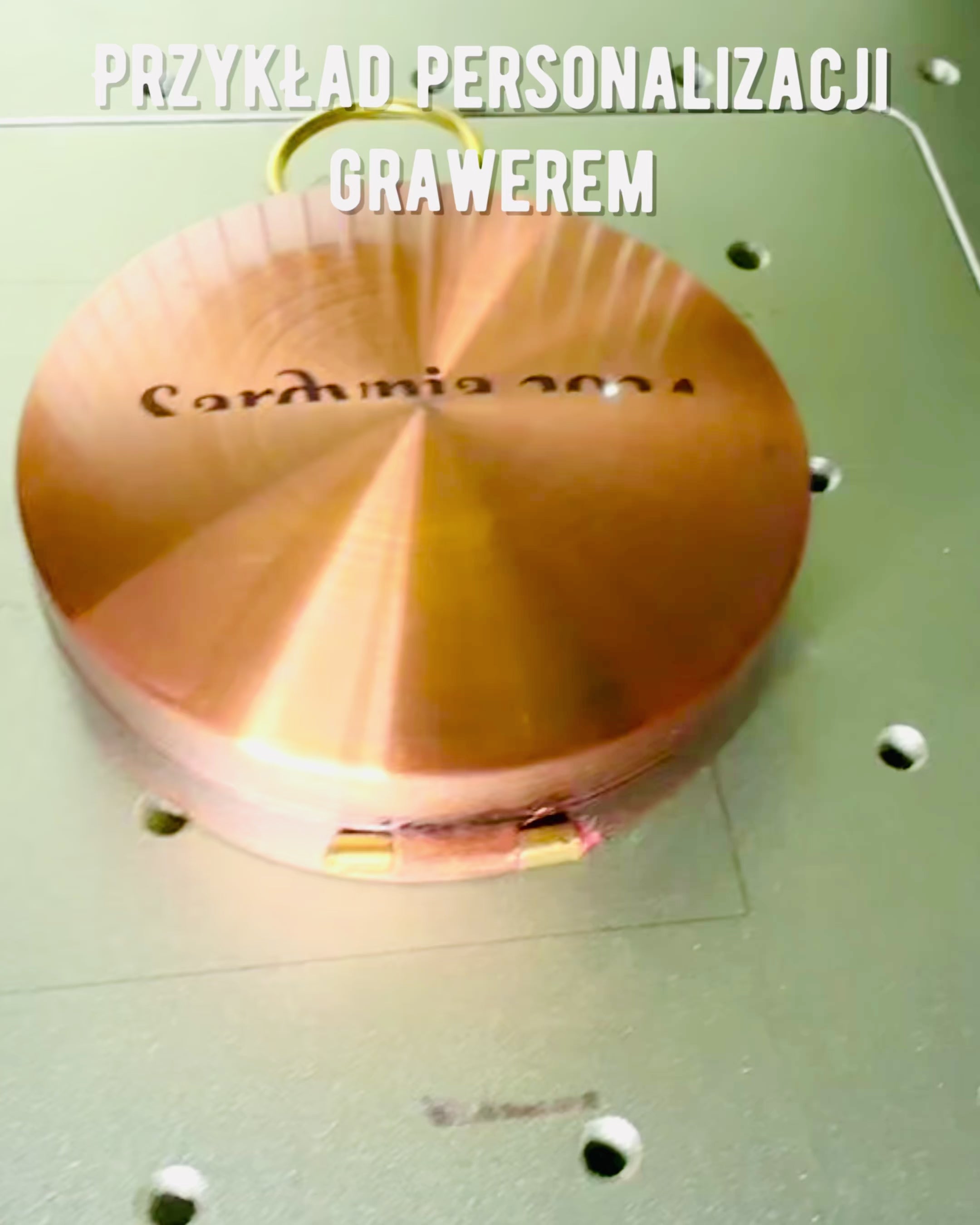 Ροζ χρυσός πυξίδα - ναυτιλιακός σε ρετρό στυλ – φορητό και ακριβές όργανο για τον καθορισμό κατεύθυνσης για ταξιδιώτες και εξερευνητές. Χάραξη, εξατομίκευση.