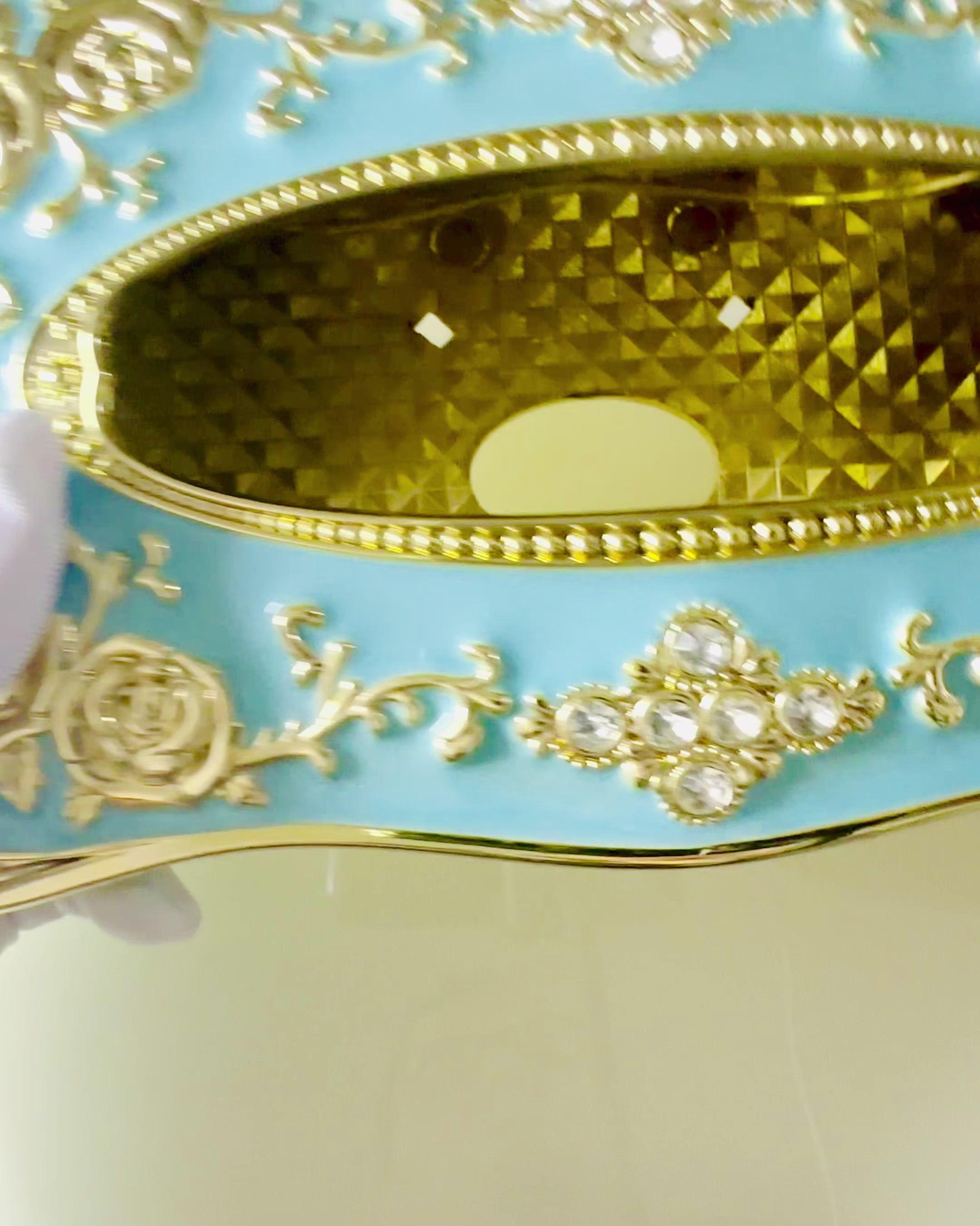 Πολυτελές Κουτί για Χαρτομάντιλα με Ανάγλυφο Σχέδιο Τριαντάφυλλου και Κομψές Λαβές