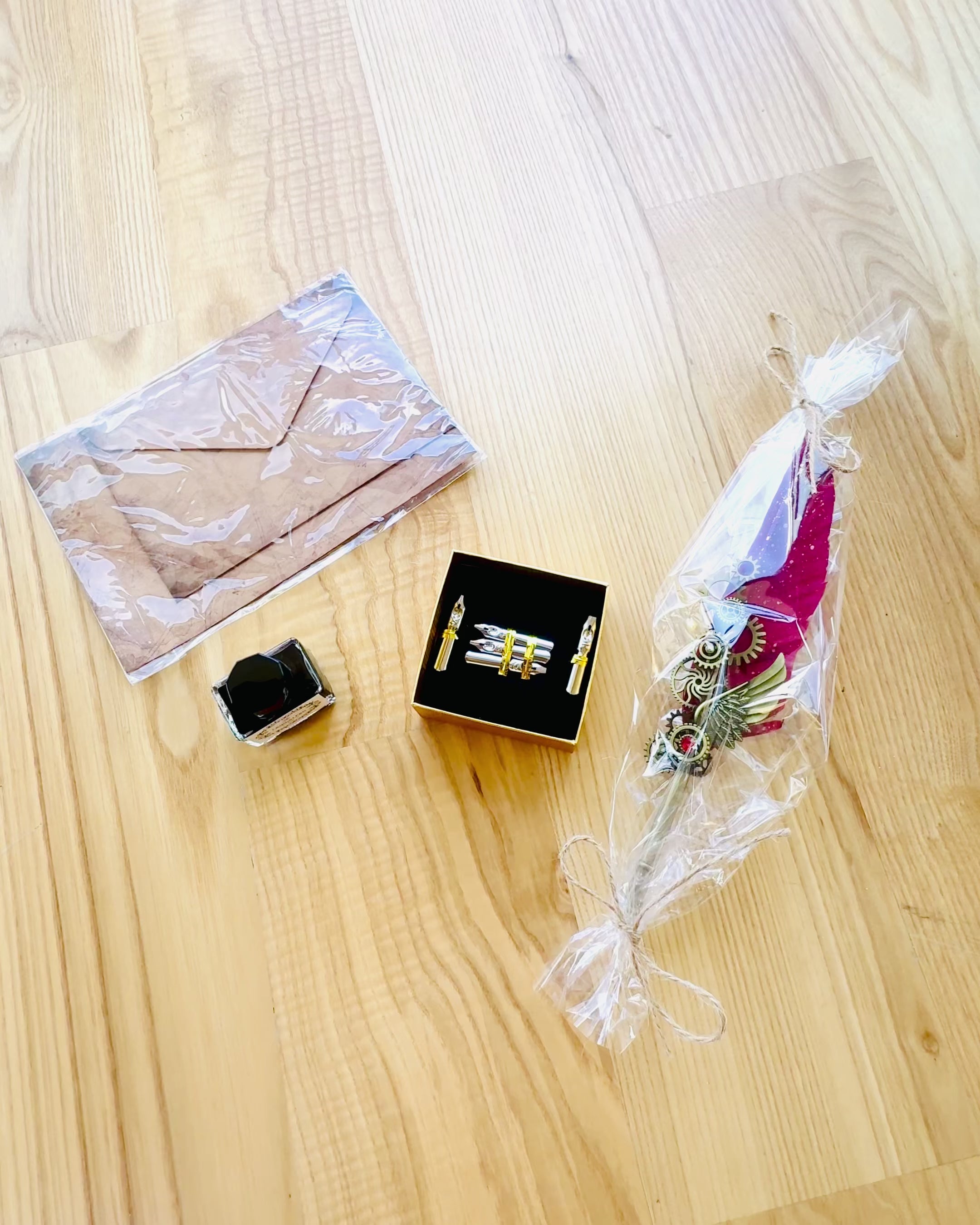 Σετ Δώρου - Κόκκινο-Μωβ Φτερό Χήνας "Steampunk Κομψότητα" με Δυνατότητα Χαρακτικής, για δώρο