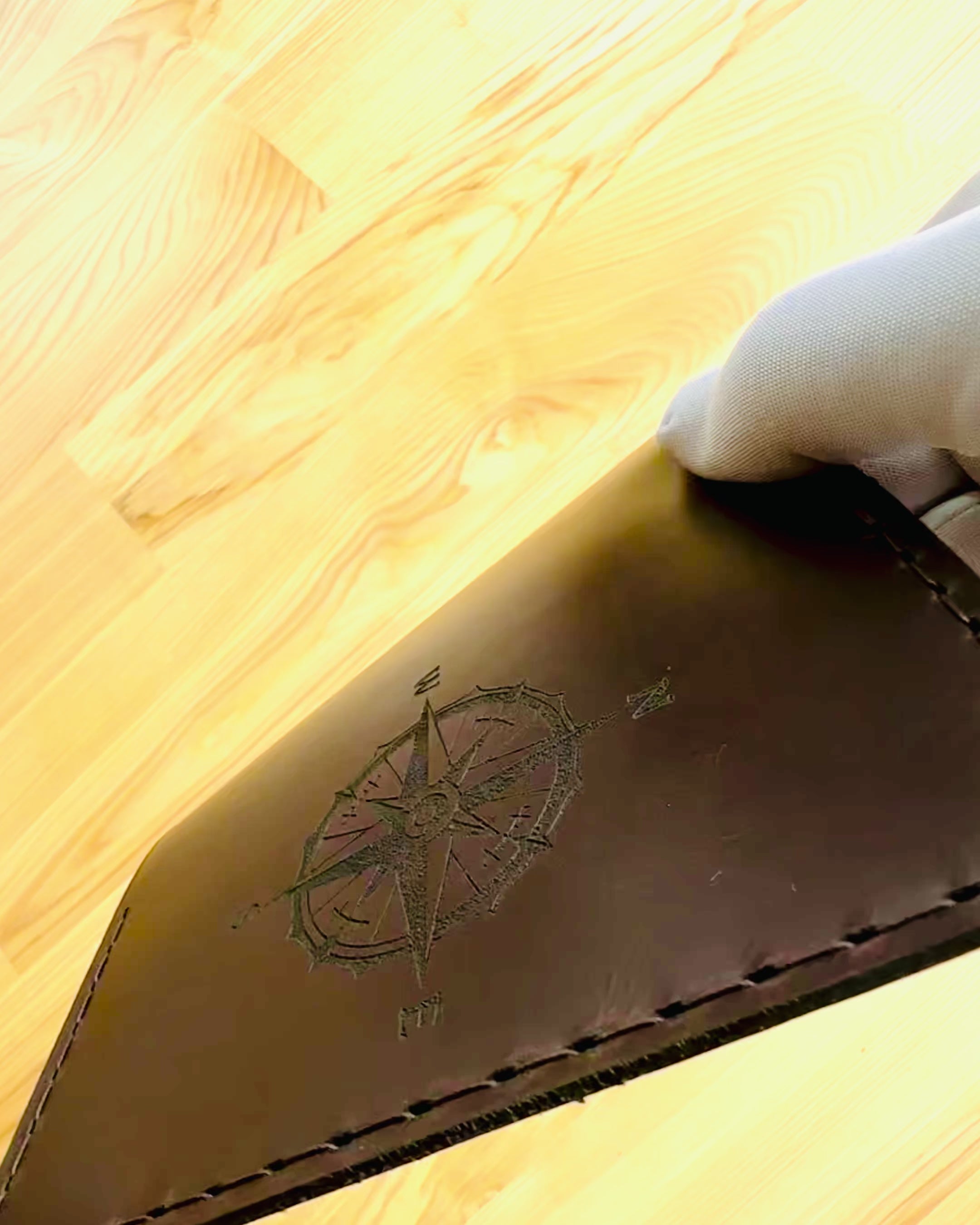 Θήκη "Ταξιδιώτη" - Δερμάτινη Συσκευασία για Διαβατήριο, εξατομίκευση με χάραξη - 2 χρωματικές παραλλαγές